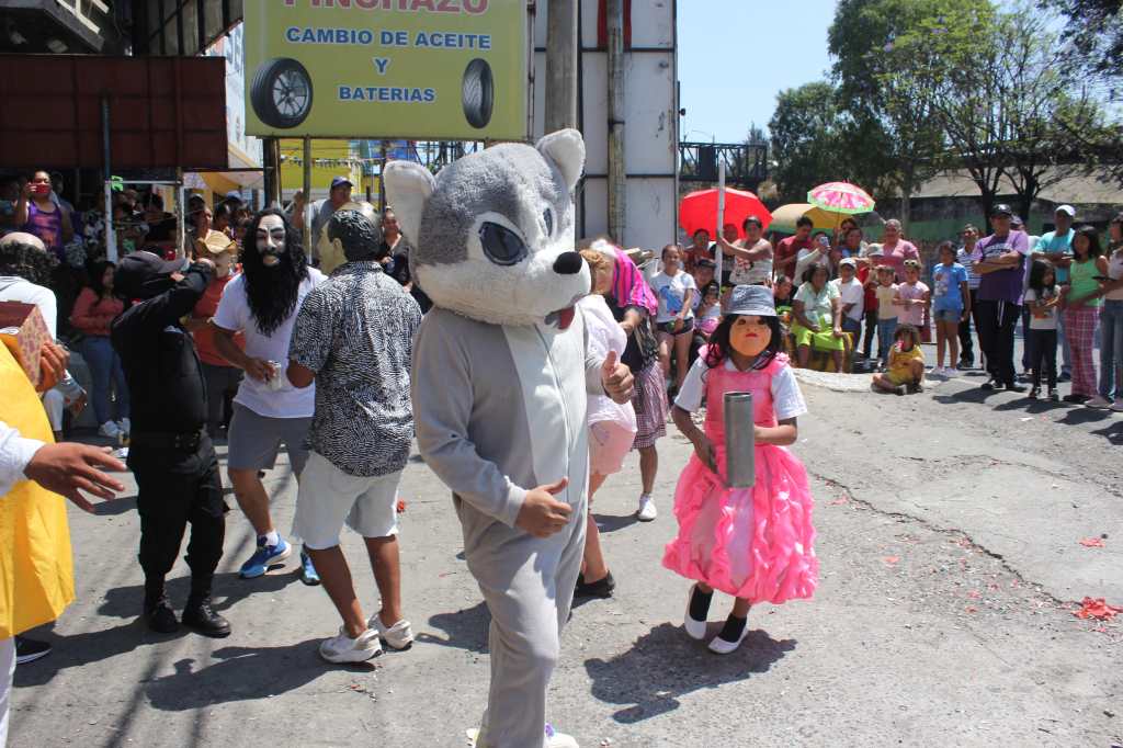 La Quema de Judas fue amenizado con música y baile por el grupo de Fieros, en un ambiente de tradición y convivencia.. (Foto , Prensa Libre: Emilio Chang)