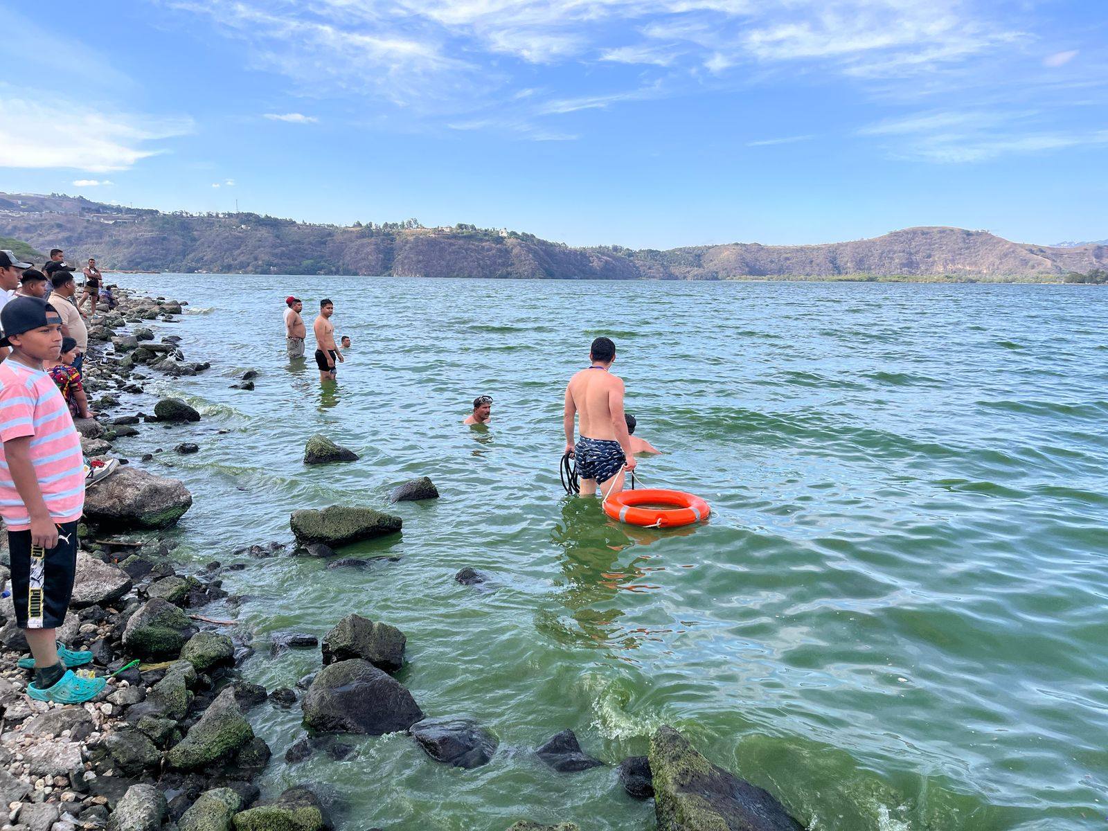 Bomberos durante las labores de búsqueda de los cadáveres de las primas Jenifer Fabiola Paredes, de 12 años y Claudia Mariela Paredes, 5, quienes se ahogaron en el Lago de Amatitlán. (Foto Prensa Libre: Bomberos Municipales Departamentales)