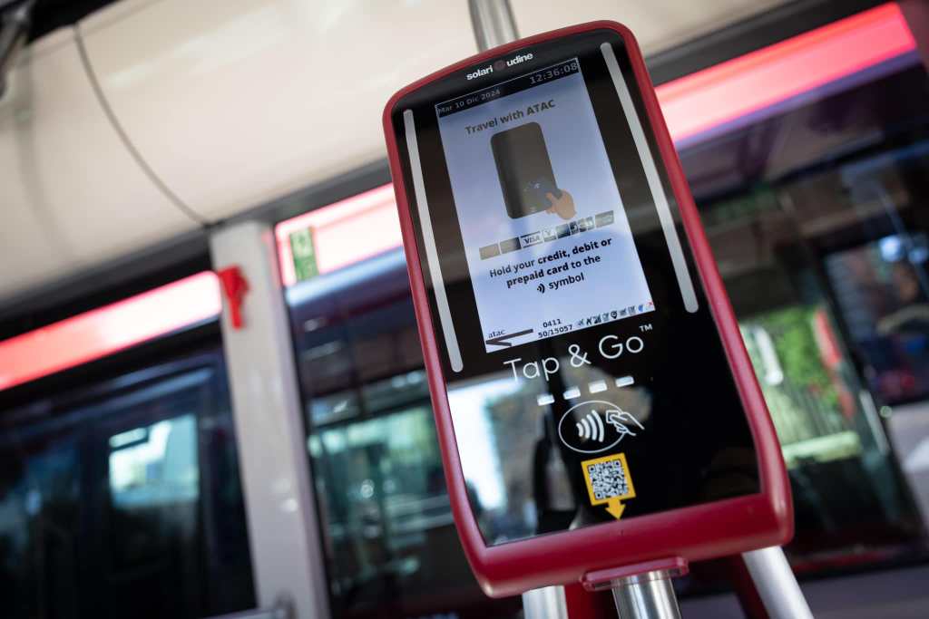 Es posible pagar directamente dentro de las unidades de transporte utilizando tarjeta de crédito o débito. (Foto cortesía de ATAC)