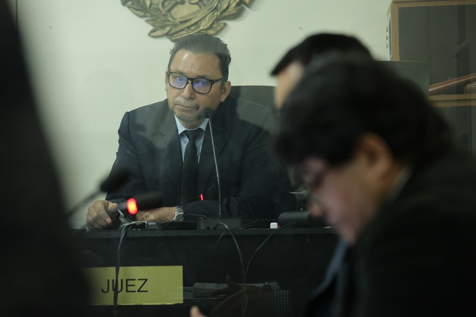 El juez José Maximino Morales González, el 14 de marzo, durante la audiencia en la que el abogado Juan Carlos Aquil, del Instituto de la Víctima, solicitó su separación del caso. (Foto, cortesía: Instituto de la Víctima)