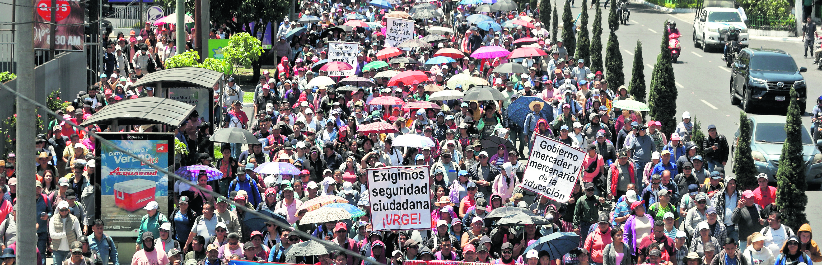 En medio de la marcha del Sindicato de Trabajadores de la Educación de Guatemala (STEG), el líder sindical Joviel Acevedo declaró que ni los amparos, ni actas, así como destituciones, ni amenazas de cárcel, los detendrán.

Estas declaraciones surgen luego de que la noche del pasado miércoles 9 de abril, la ministra de educación, Anabella Giracca, informara que el Juzgado Décimo Segundo del Ramo Civil de Guatemala otorgó un amparo provisional que ordenaba al STEG, abstenerse de suspender clases, bloquear carreteras, así como de obstaculizar el trabajo de la cartera

Foto: BYRON RIVERA 
10/04/2025