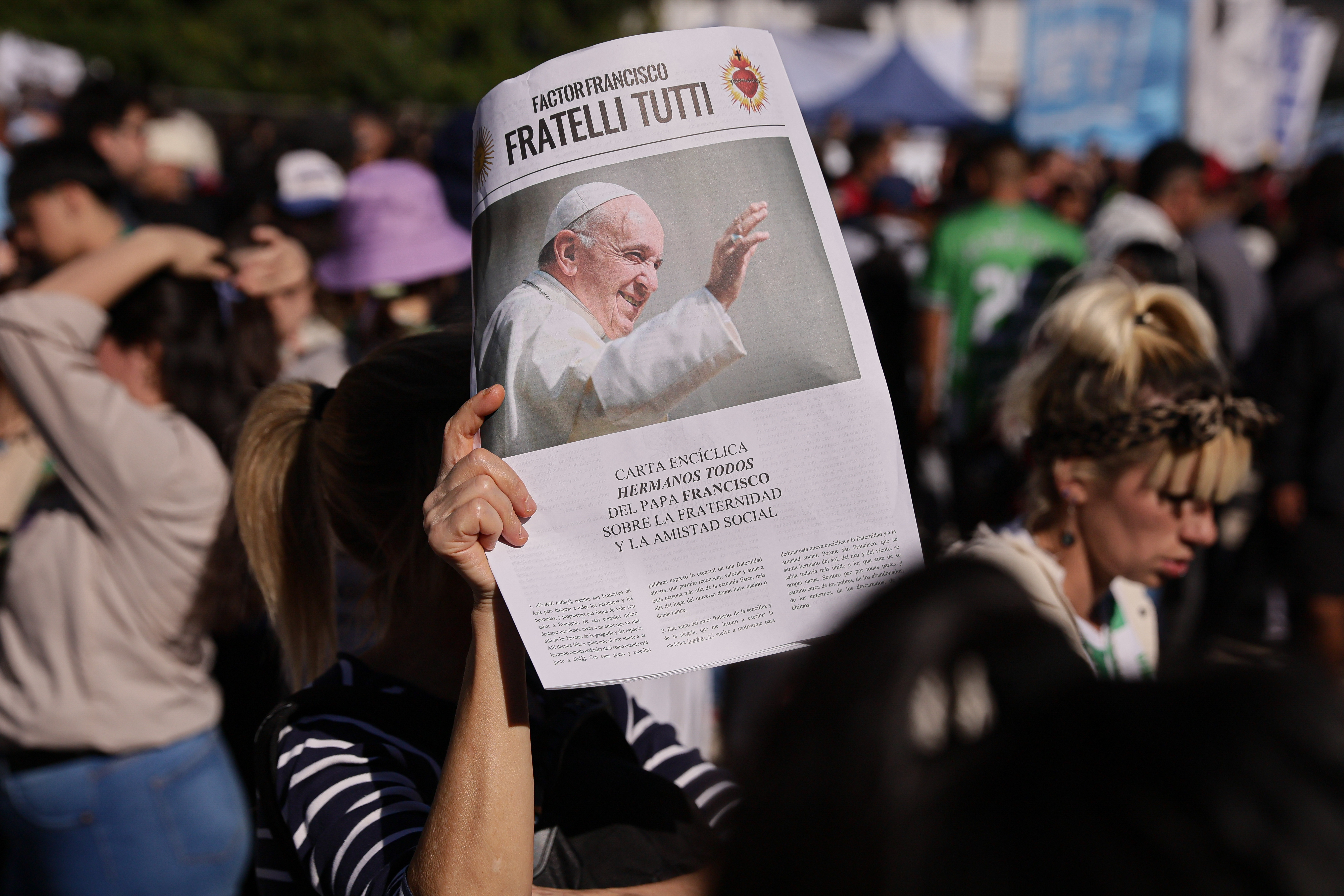 AME2631. BUENOS AIRES (ARGENTINA), 26/04/2025.- Una persona sostiene un periódico con la imagen del papa Francisco durante una misa en su honor este sábado, frente a la Catedral Metropolitana de Buenos Aires (Argentina). "Lloramos porque se murió el padre de todos, lloramos porque no terminamos de dimensionar y comprender su liderazgo internacional", dijo este sábado el arzobispo de Buenos Aires, Jorge García Cuerva, en la emotiva misa exequial por el papa Francisco celebrada en la catedral de la capital argentina. EFE/ Stringer
