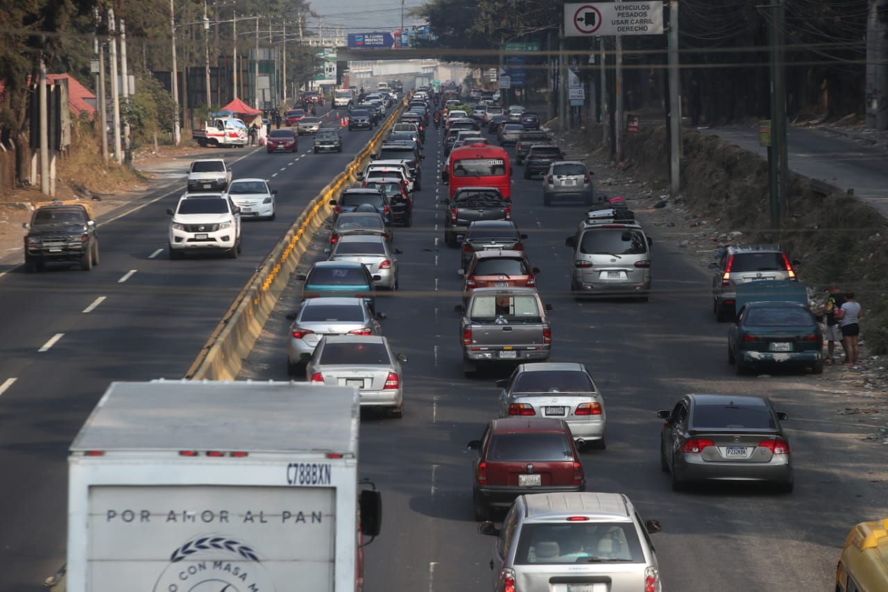 El tráfico avanza con lentitud en la zona 10 de Villa Nueva, uno de los puntos con mayor afluencia vehicular durante el retorno de veraneantes a la Ciudad de Guatemala. (Foto, Prensa Libre: Érick Ávila)