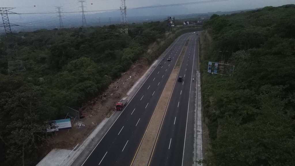 La carretera Palín-Escuintla se mantiene despejada, permitiendo un tránsito fluido en medio del retorno gradual de los viajeros hacia la capital. (Foto, Prensa Libre: Érick Ávila)