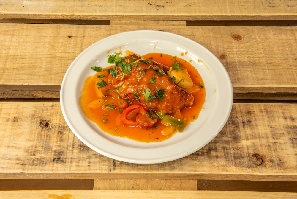 El bacalao vizcaíno es uno de los platos más tradicionales de la gastronomía vasca. Su ingrediente principal es el bacalao salado acompañado como regla general de la llamada salsa vizcaína