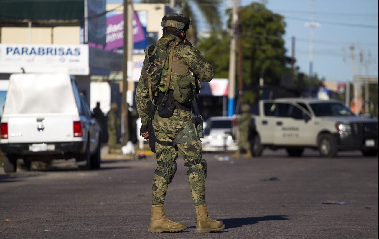 Un soldado patrulla una calle en Los Mochis, Sinaloa, México. uno de los estados más violentos. Funcionarios mexicanos dicen que los narcocorridos fomentan la violencia y el uso de drogas. (Foto Prensa Libre: AFP)
