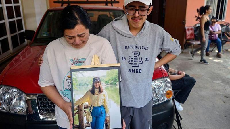 Familiares de América Sánchez lloran su muerte con una fotografía de la joven cadete en su ciudad natal, Xalapa. 

MARCO ANTONIO PEREZ/AFP via Getty Images)