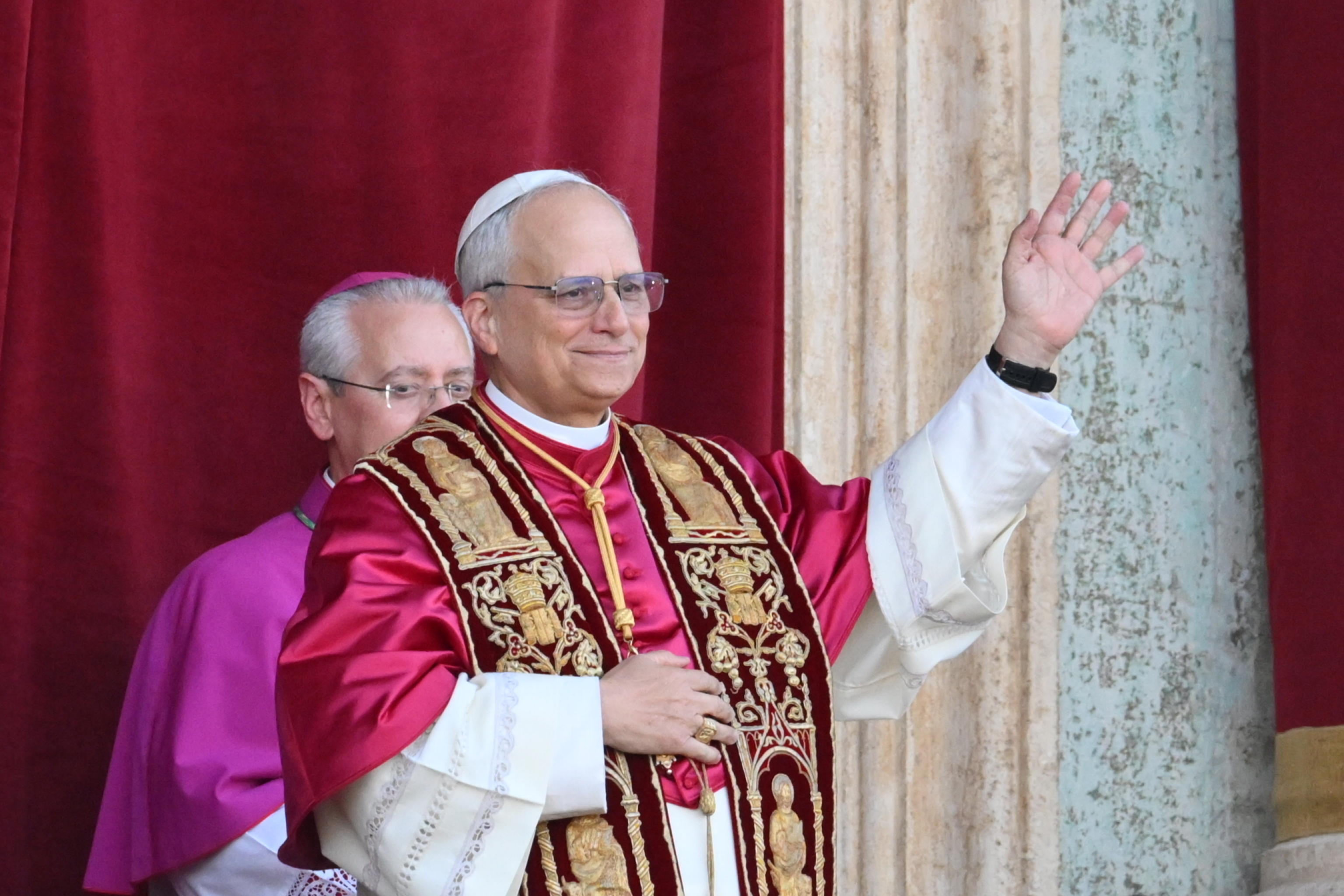 VATICAN CITY (Vatican City State (Holy See)), 08/05/2025.- Newly elected Pope Leo XIV, Cardinal Robert Francis Prevost from the USA, greets faithfuls from the central loggia of Saint Peter's Basilica, Vatican City, 08 May 2025. (Papa, Cardenal) EFE/EPA/ALESSANDRO DI MEO