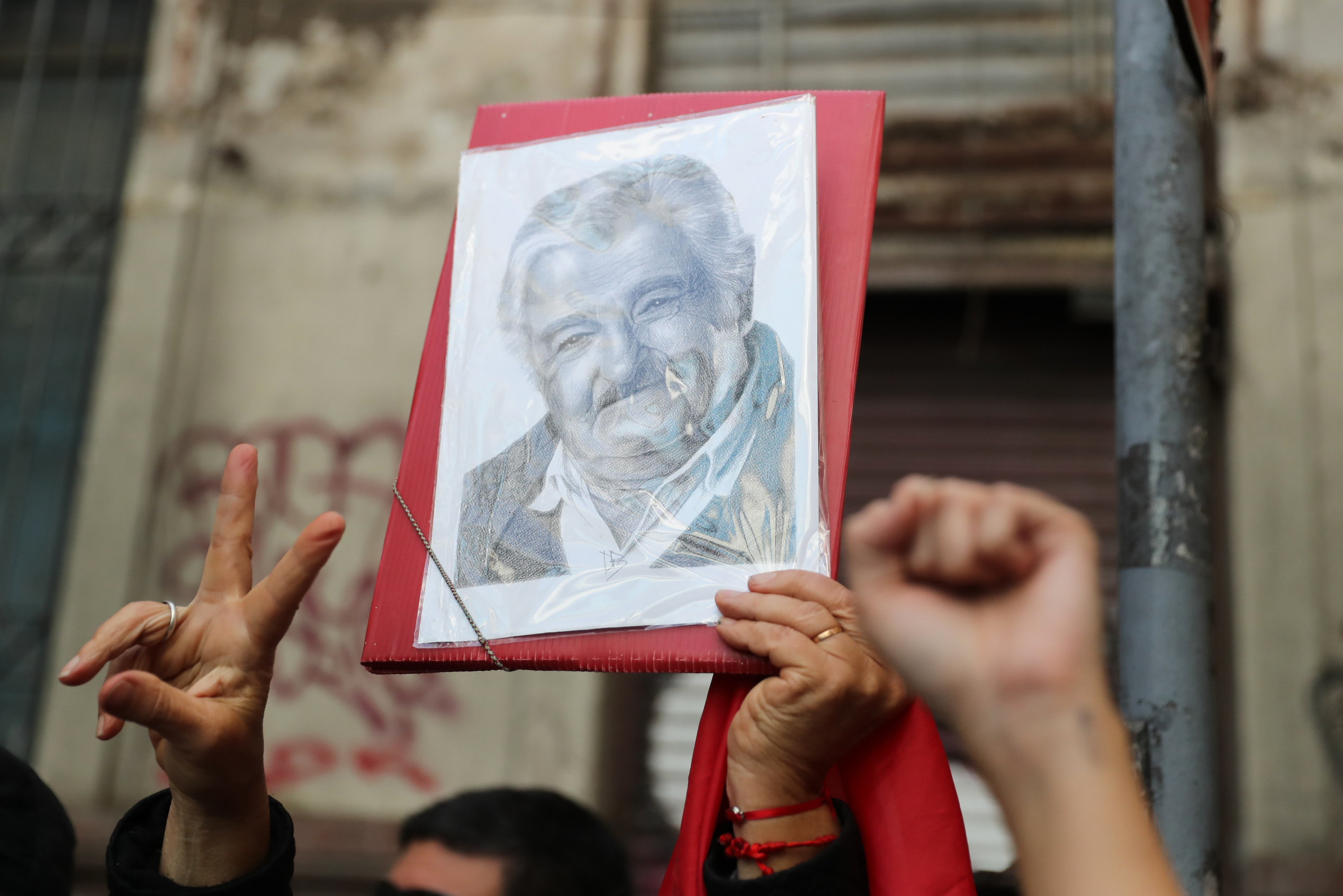 El cortejo fúnebre del expresidente Mujica partió desde el Palacio Estevez de Montevideo, donde el actual mandatario, Yamandú Orsi, colocó el pabellón patrio sobre el féretro. (Foto Prensa Libre: EFE/ Raúl Martínez).