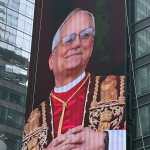 Fotografía de una imagen del papa León XIV en la fachada de un edificio en Times Square, centro de Nueva York (Estados Unidos). (Foto Prensa Libre: EFE)