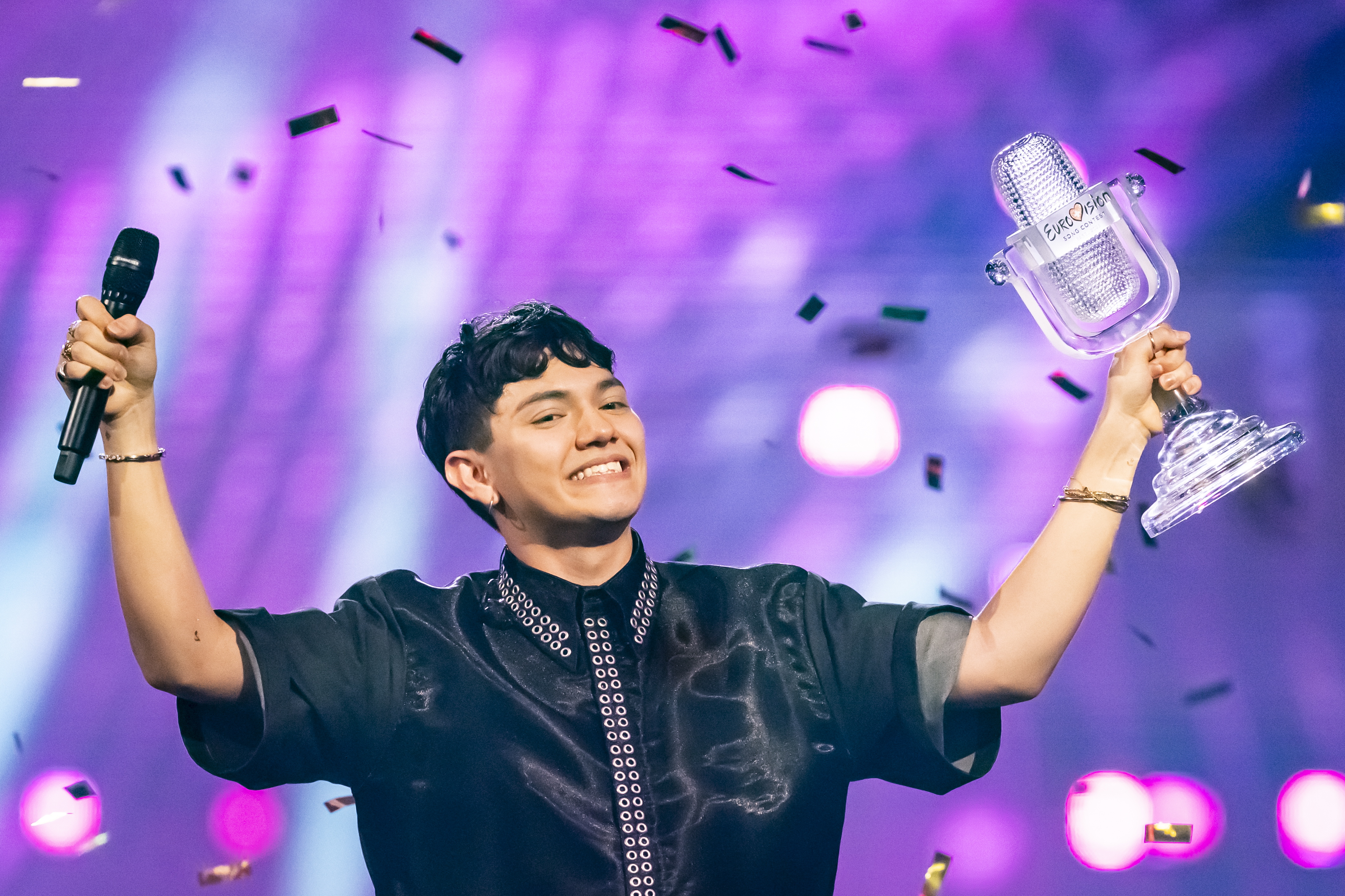 El austriaco JJ celebra con el trofeo de ganador del 69º Festival de la Canción de Eurovisión en Basilea, Suiza, el 17 de mayo de 2025. (Suiza, Basilea).  (Foto Prensa Libre: EFE)