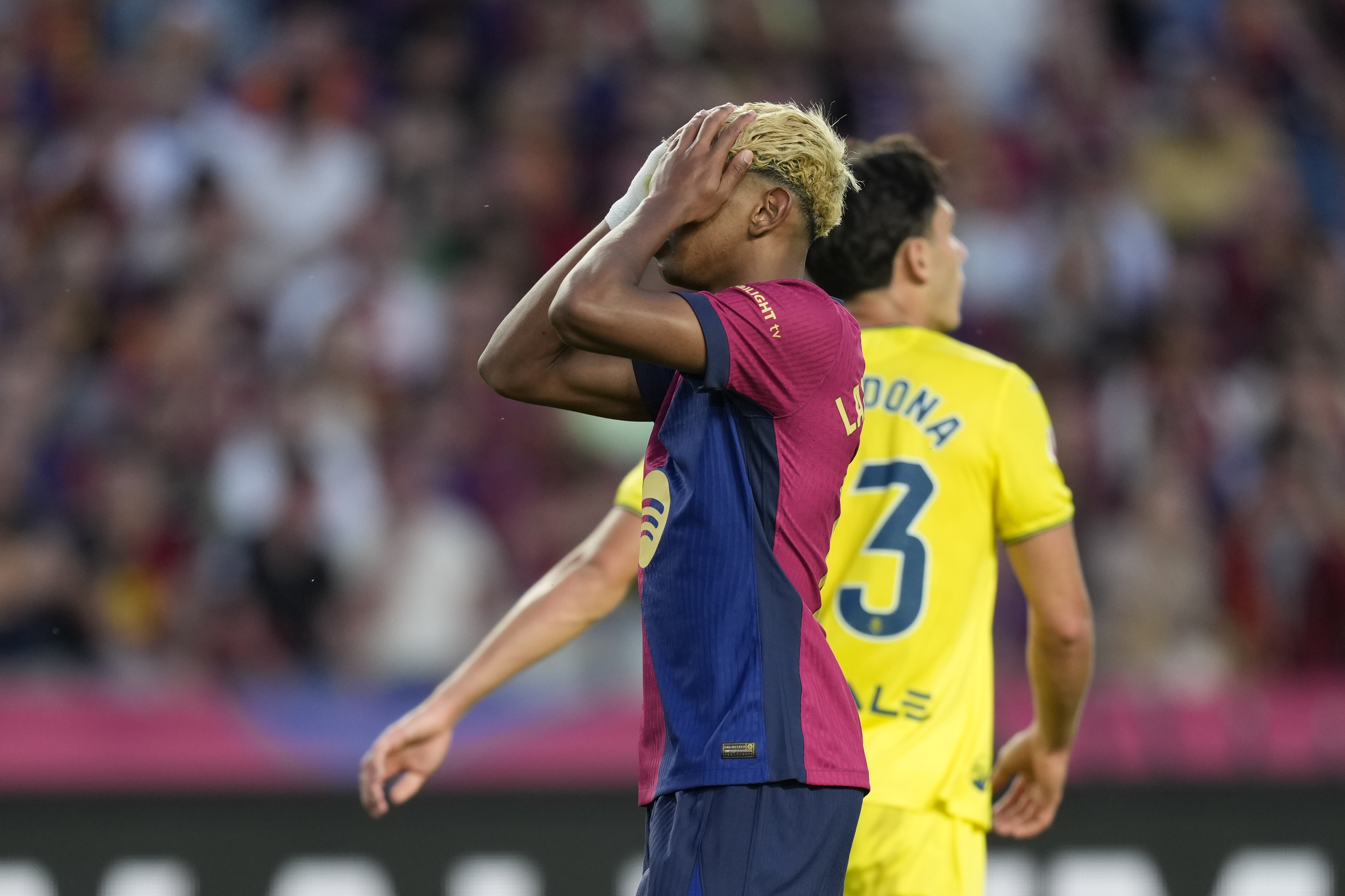 BARCELONA, 18/05/2025.- El delantero del FC Barcelona Lamine Yamal lamenta una ocasión durante el encuentro de la jornada 37 de LaLiga entre FC Barcelona y Villarreal CF disputado este domingo en el Estadio Olímpico de Montjuic. EFE/ Enric Fontcuberta