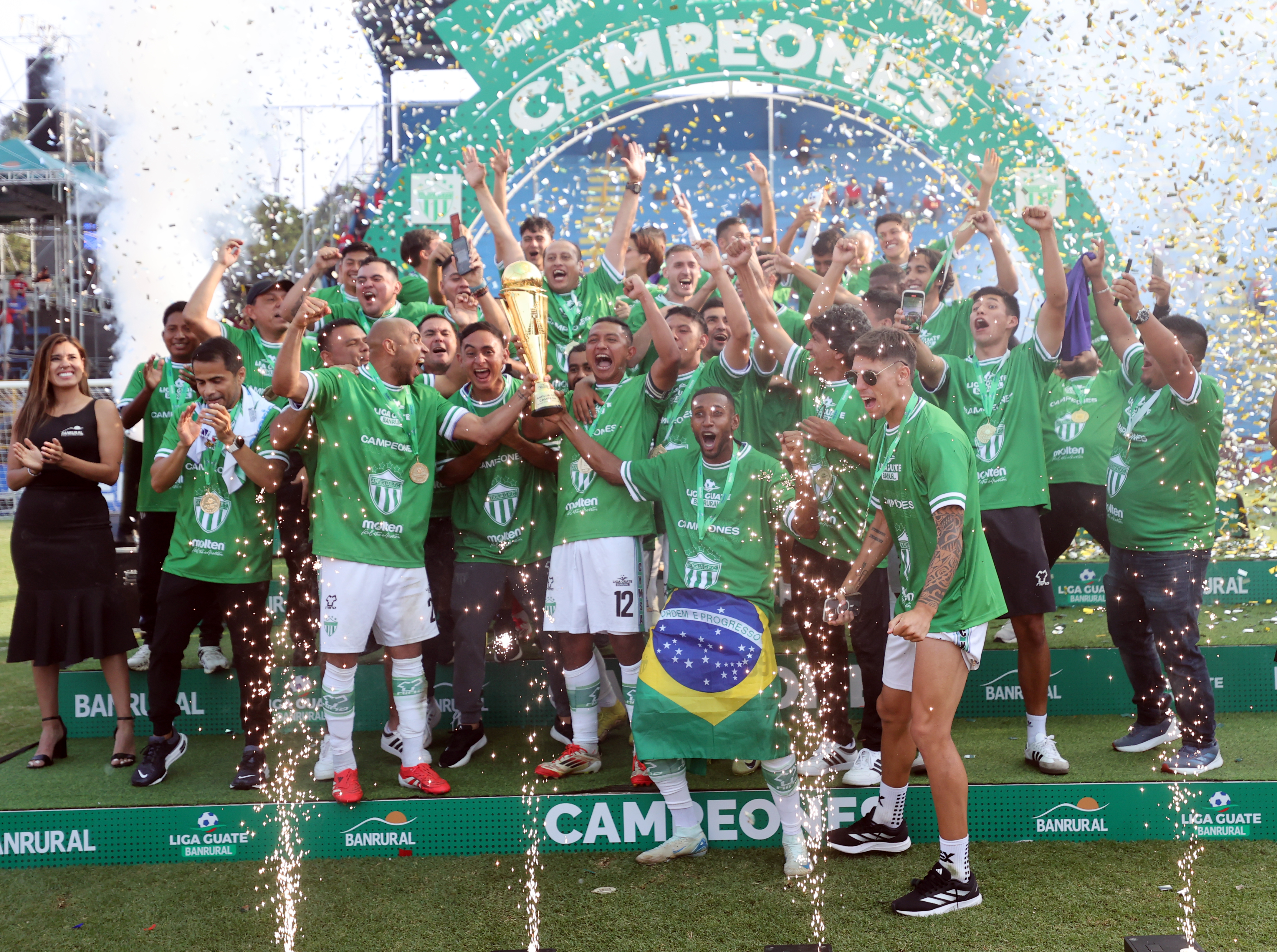 Jugadores de Antigua GFC celebran al ganar el Torneo Clausura 2025 de la Liga Nacional de Guatemala.