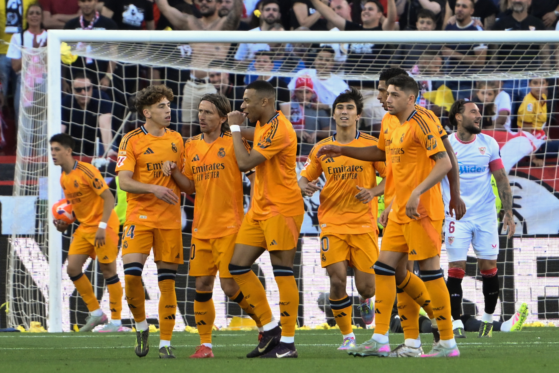 SEVILLA, 18/05/2025.- Los jugadores del Real Madrid celebran el gol marcado al Sevilla FC por Mbappé durante el partido de liga perteneciente a la jornada 37 y que se ha disputado este domingo en el estadio Ramón Sánchez Pizjúan de Sevilla. EFE/ Raúl Caro