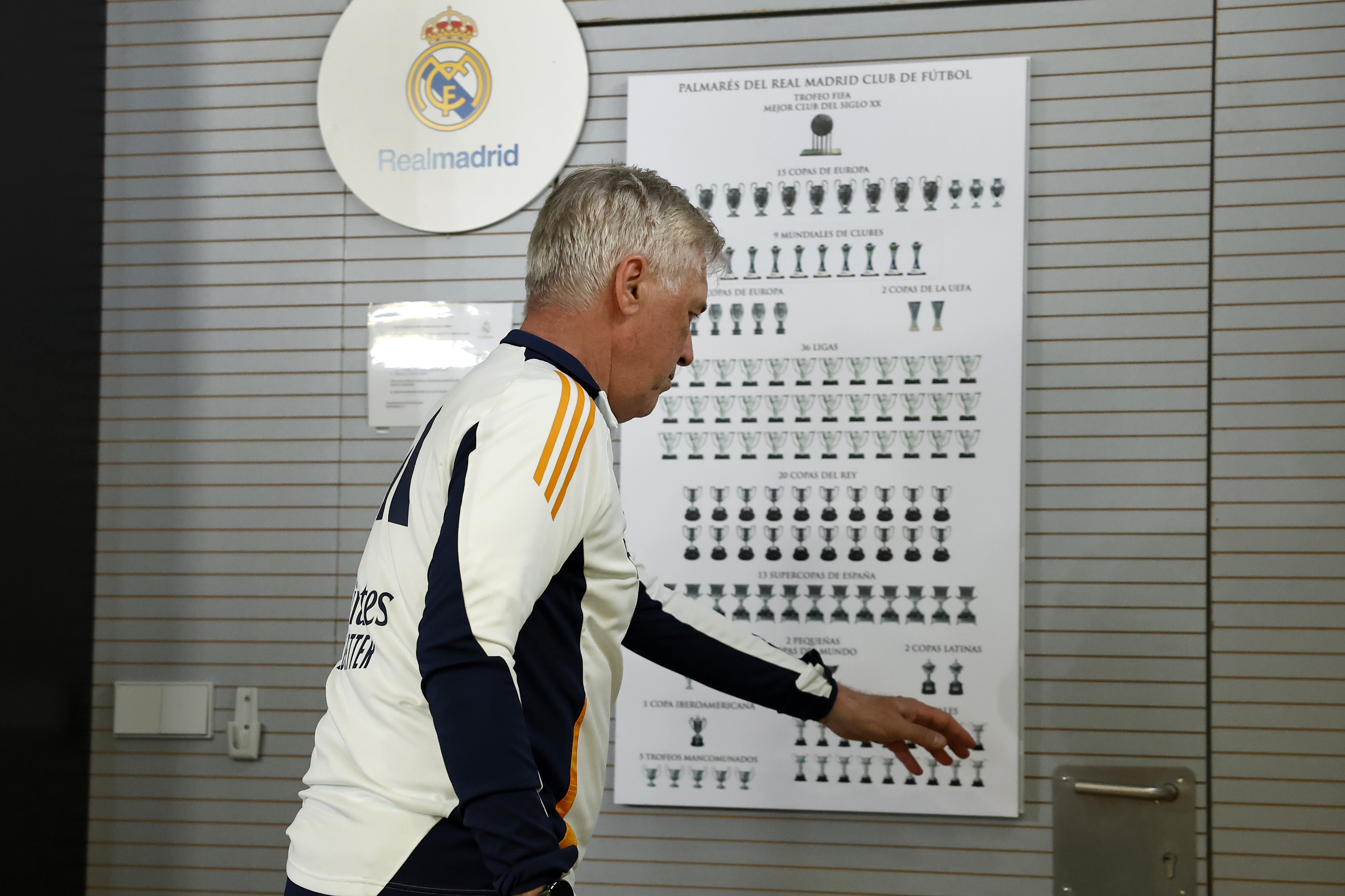 El entrenador italiano Carlo Ancelotti sale de la sala de prensa tras la rueda de prensa celebrada viernes a la conclusión de su último entrenamiento como técnico del Real Madrid.