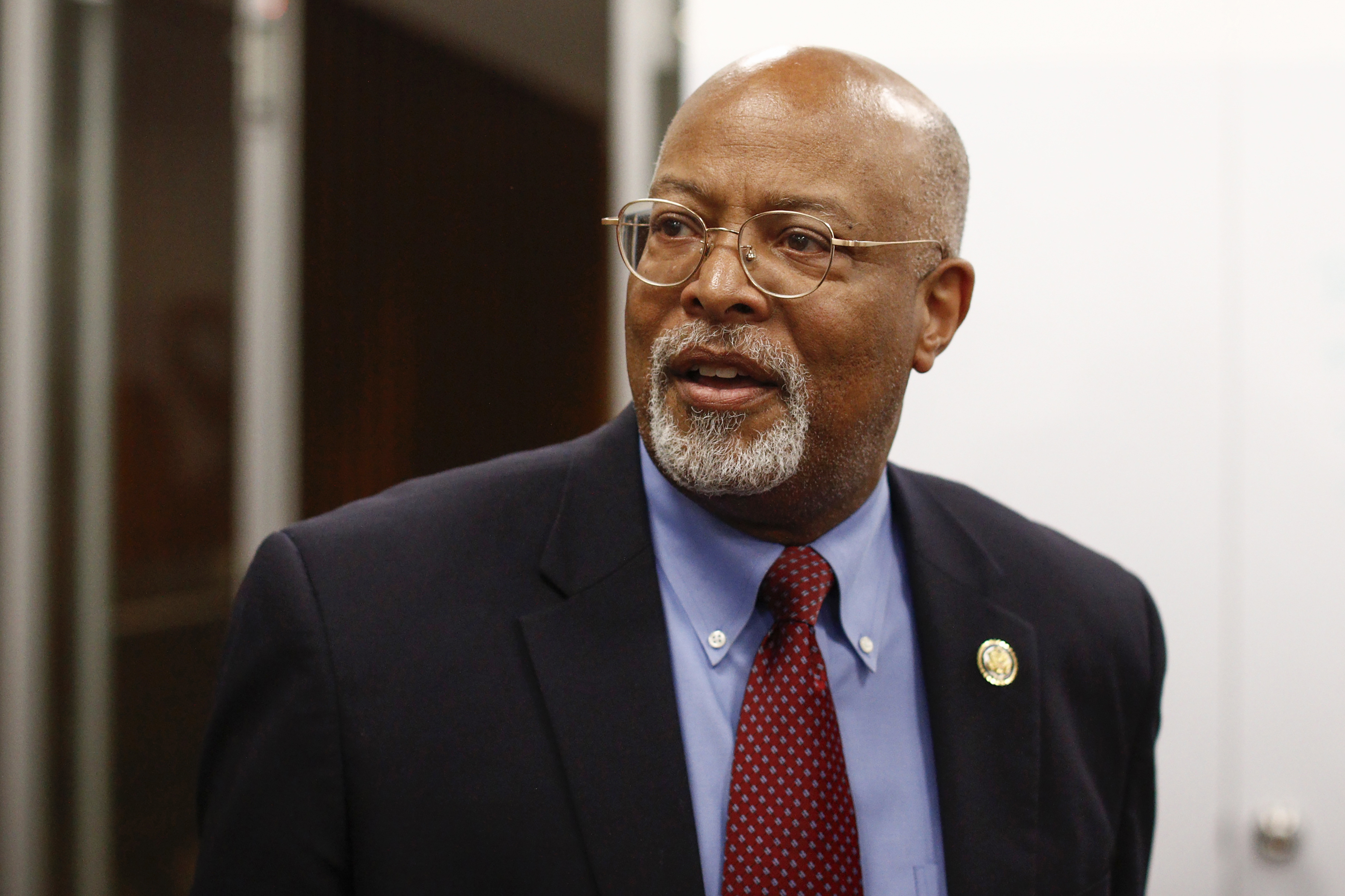 El congresista demócrata estadounidense, Glenn Ivey, participa en una rueda de prensa este lunes, en San Salvador. (Foto Prensa Libre: EFE)