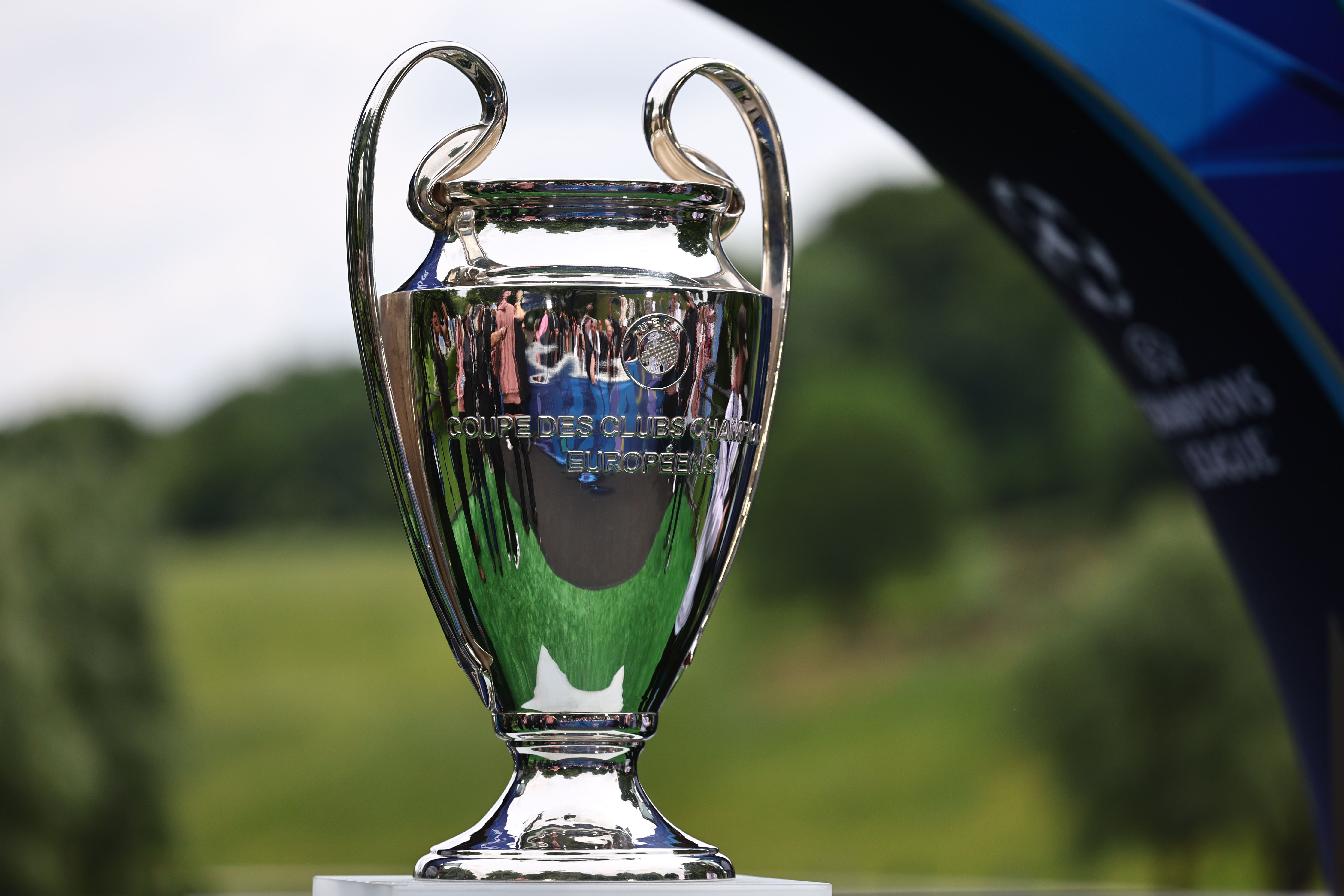 El trofeo de la UEFA Champions League se exhibe en el Parque Olímpico de Múnich, donde se jugará la final entre el Paris Saint-Germain y el Inter.