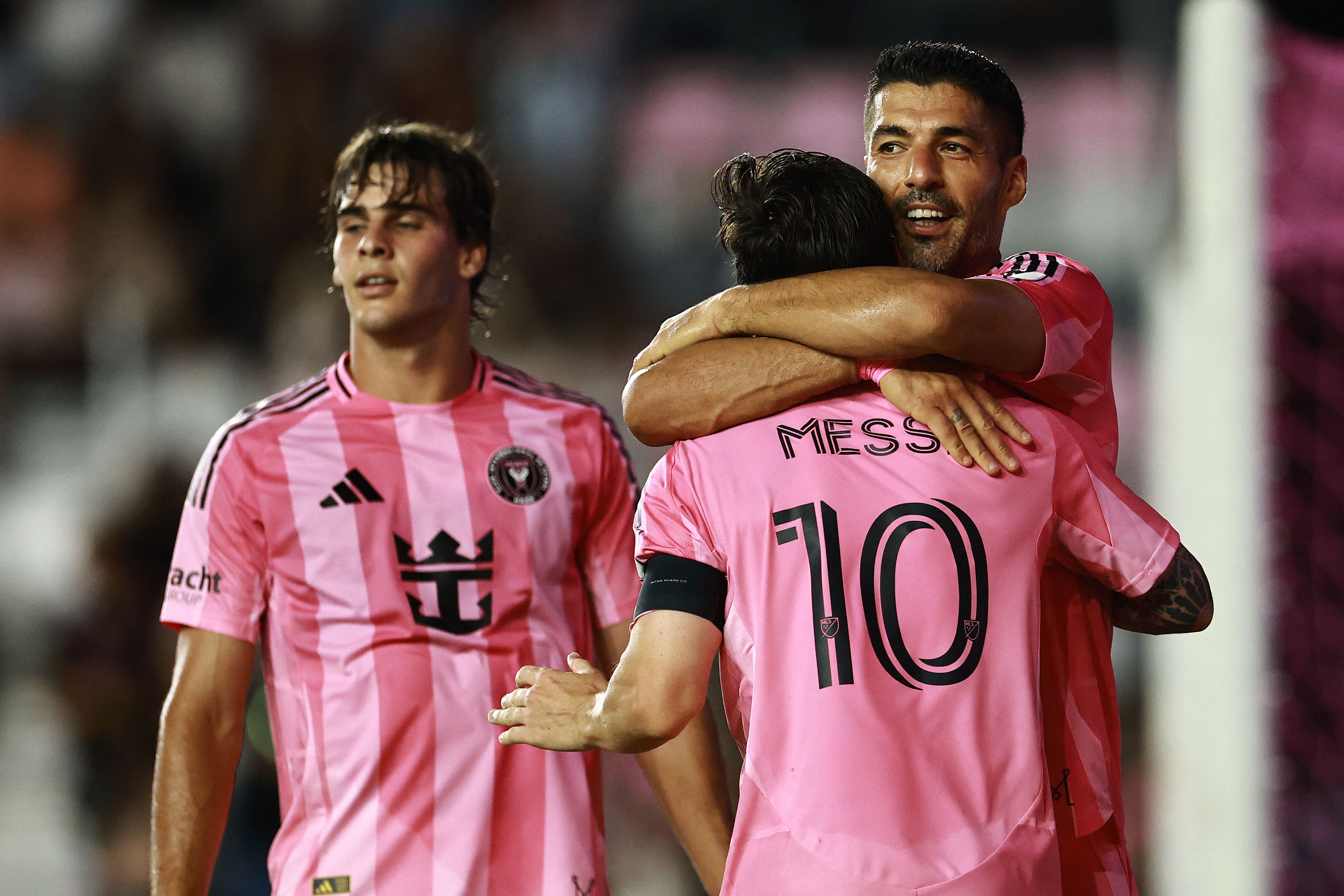 Lionel Messi, número 10 del Inter Miami CF, celebra con sus compañeros durante el partido contra el CF Montréal. (Foto Prensa Libre: AFP)
