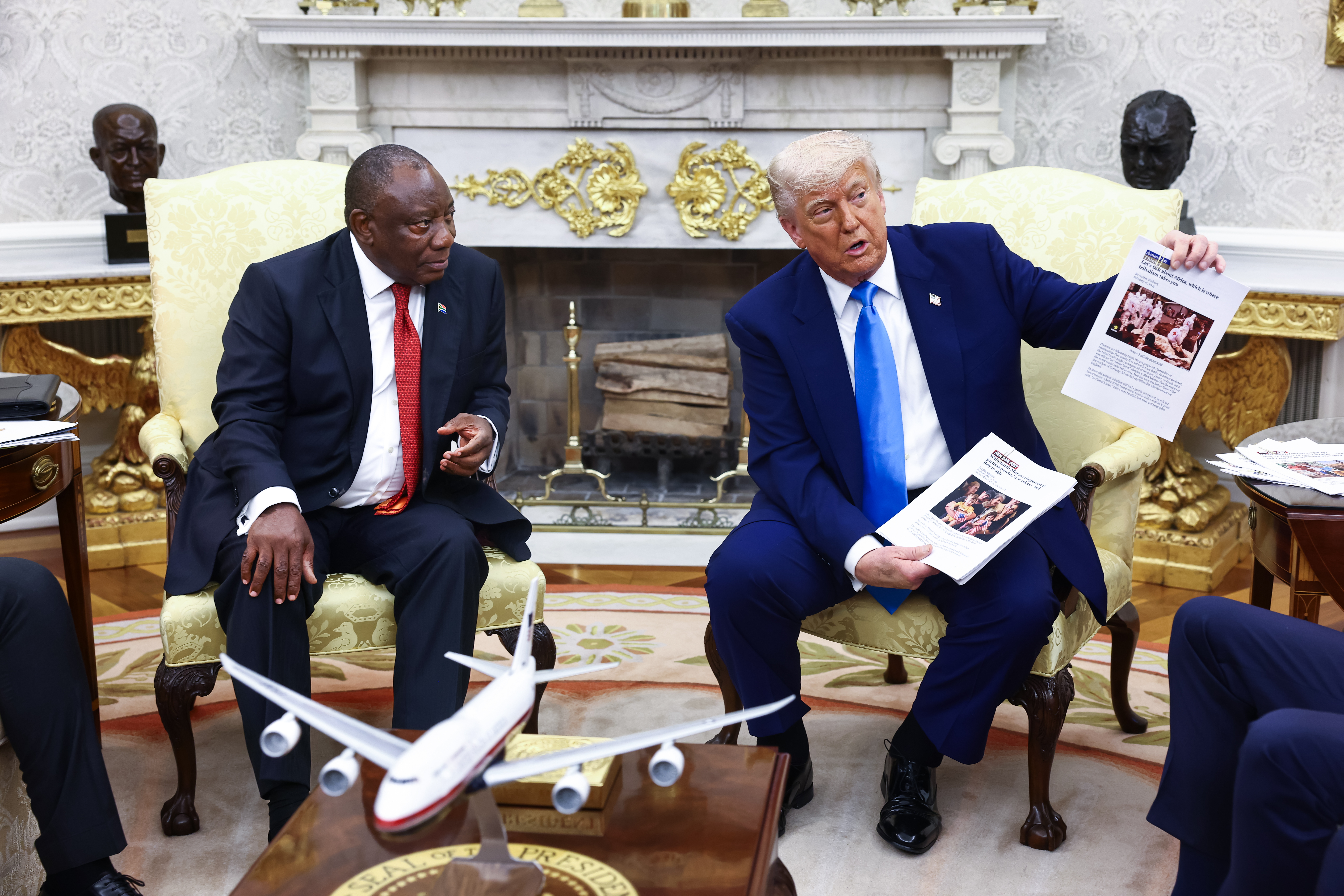 El presidente estadounidense Donald Trump (der.) se reúne con el presidente sudafricano Cyril Ramaphosa (izq.) en la Oficina Oval de la Casa Blanca en Washington, D.C., EE. UU., el 21 de mayo de 2025. (Foto Prensa Libre: EFE)