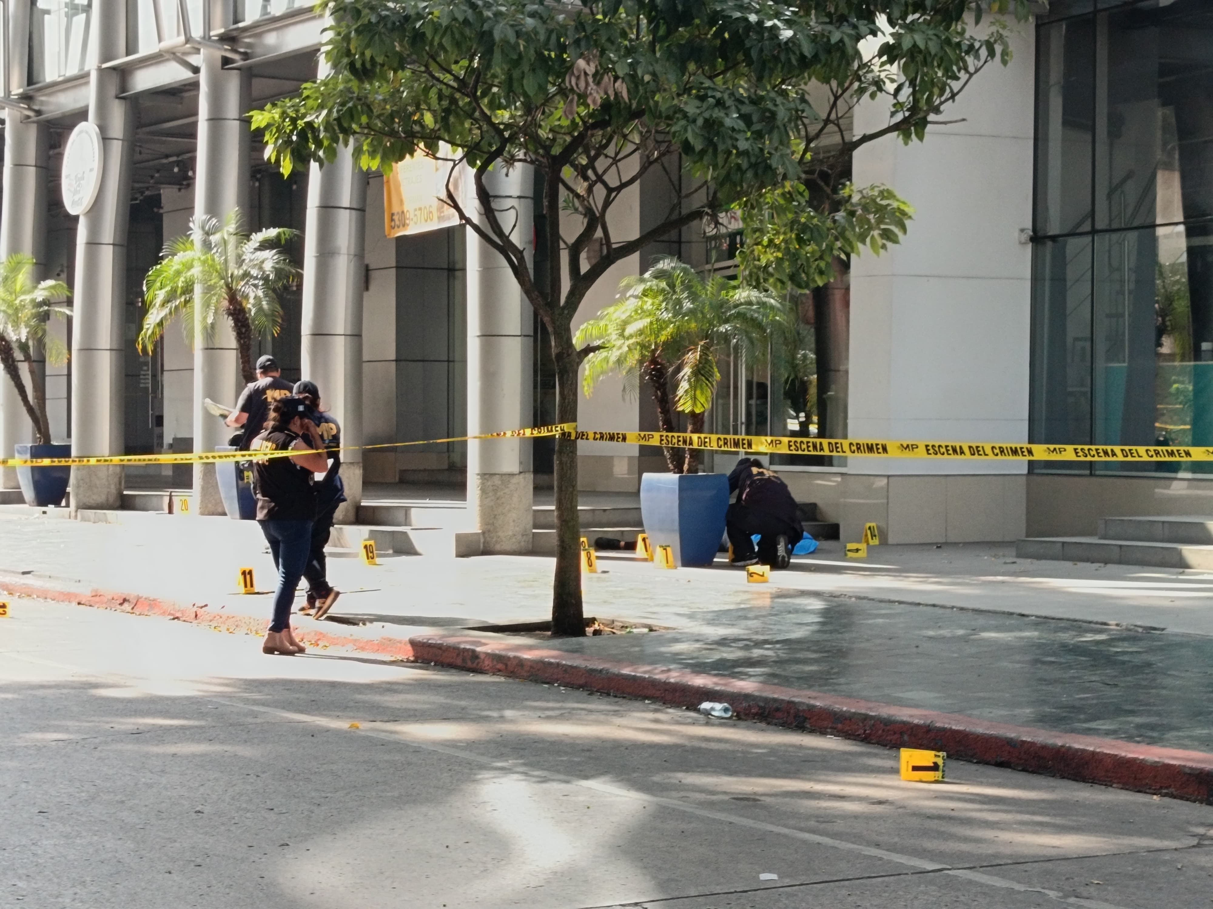 Un ataque armado cobró la vida de una joven en un sector de la zona 10 capitalina. (Foto Prensa Libre: Byron Baiza)