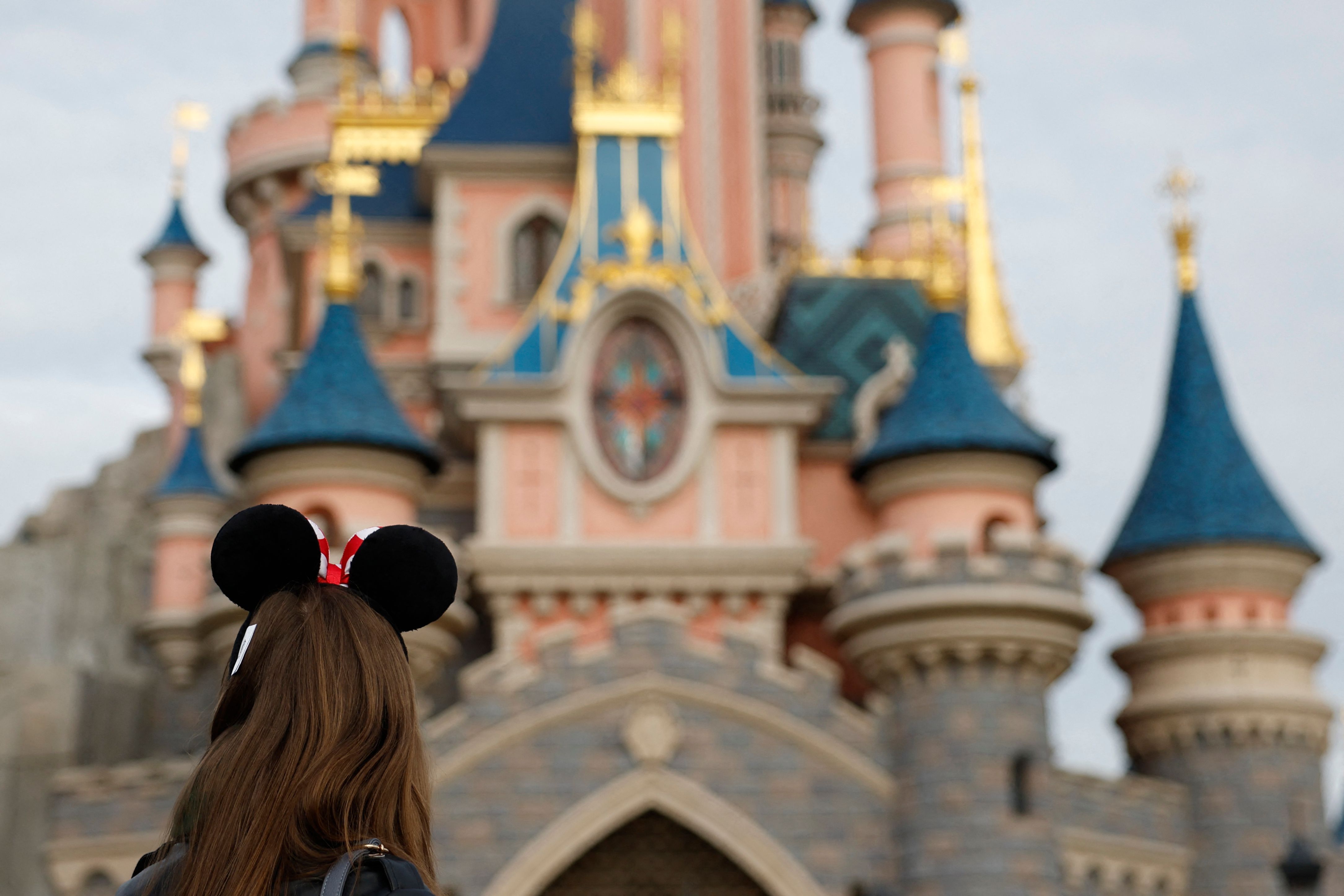 Disney revela que en el primer trimestre del 2025 los parques temáticos y productos de consumo registraron un aumento de ingresos, a US$8 mil 900 millones. (Foto Prensa Libre: Ian LANGSDON / AFP)