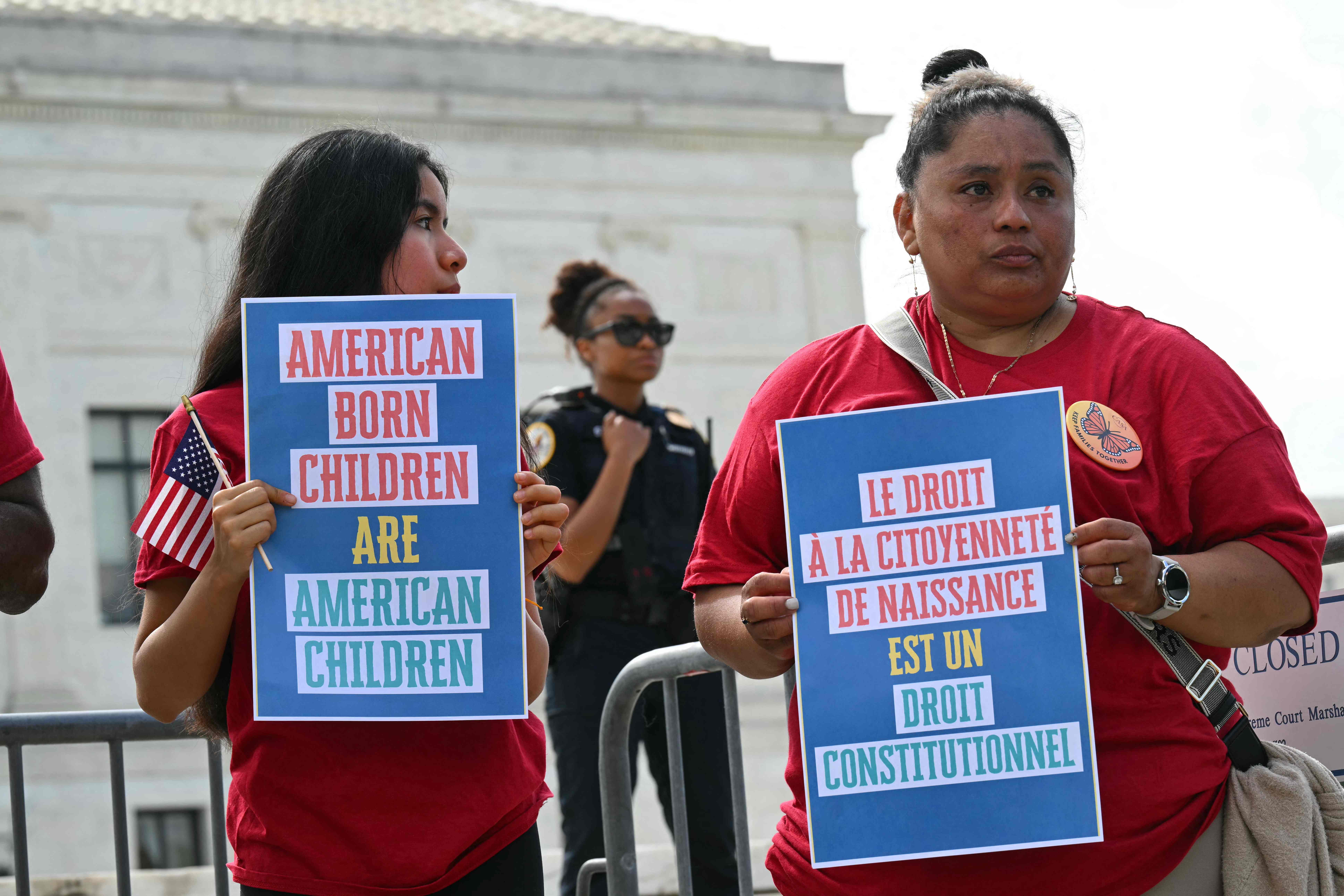 Un grupo de personas manifiestan frente a la Corte Suprema de Estados Unidos por la orden ejecutiva de presidente Donald Trump de eliminar la ciudadanía por nacimiento, mientras la Corte Suprema evalúa los falles de tres jueces federales. (Foto Prensa Libre: Drew ANGERER / AFP)