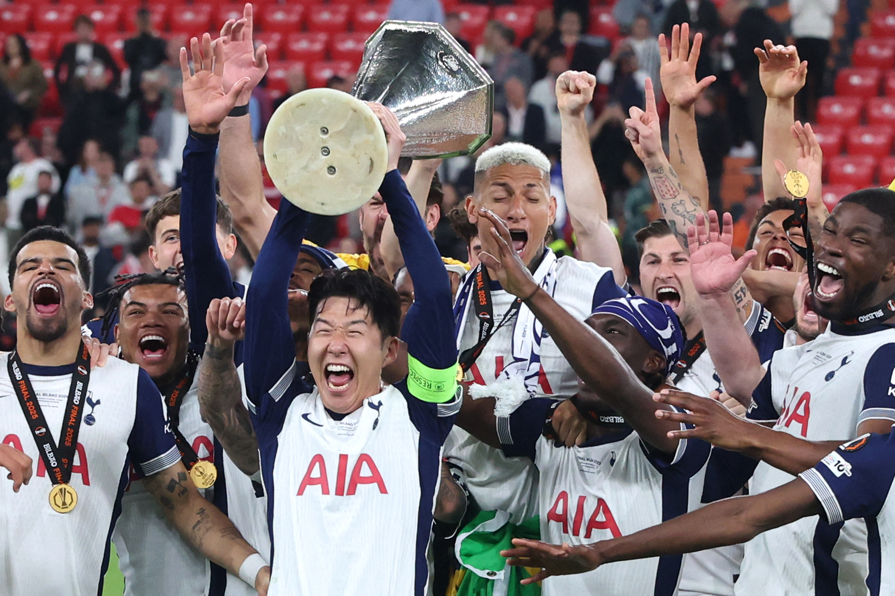 Los jugadores del Tottenham Hotspur, incluido el delantero surcoreano #07 Son Heung-Min, celebran con el trofeo tras la final de la UEFA Europa League entre el Tottenham Hotspur y el Manchester United en el estadio de San Mamés en Bilbao el 21 de mayo de 2025.