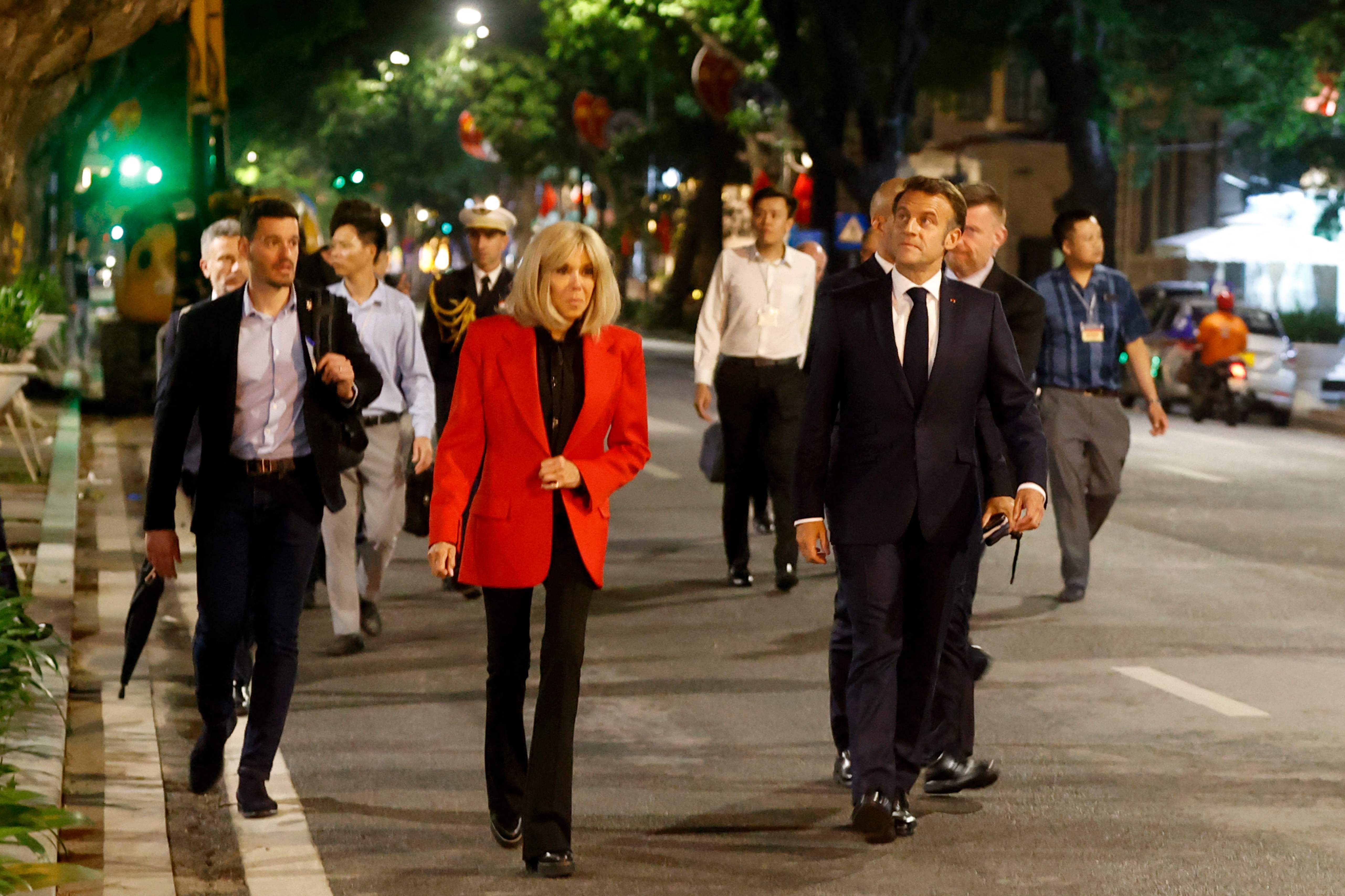 El presidente de Francia, Emmanuel Macron y su esposa Brigitte Macron tuvieron una "inofensiva riña de pareja" antes de aterrizar en Vietnam.  (Foto Prensa Libre: AFP)