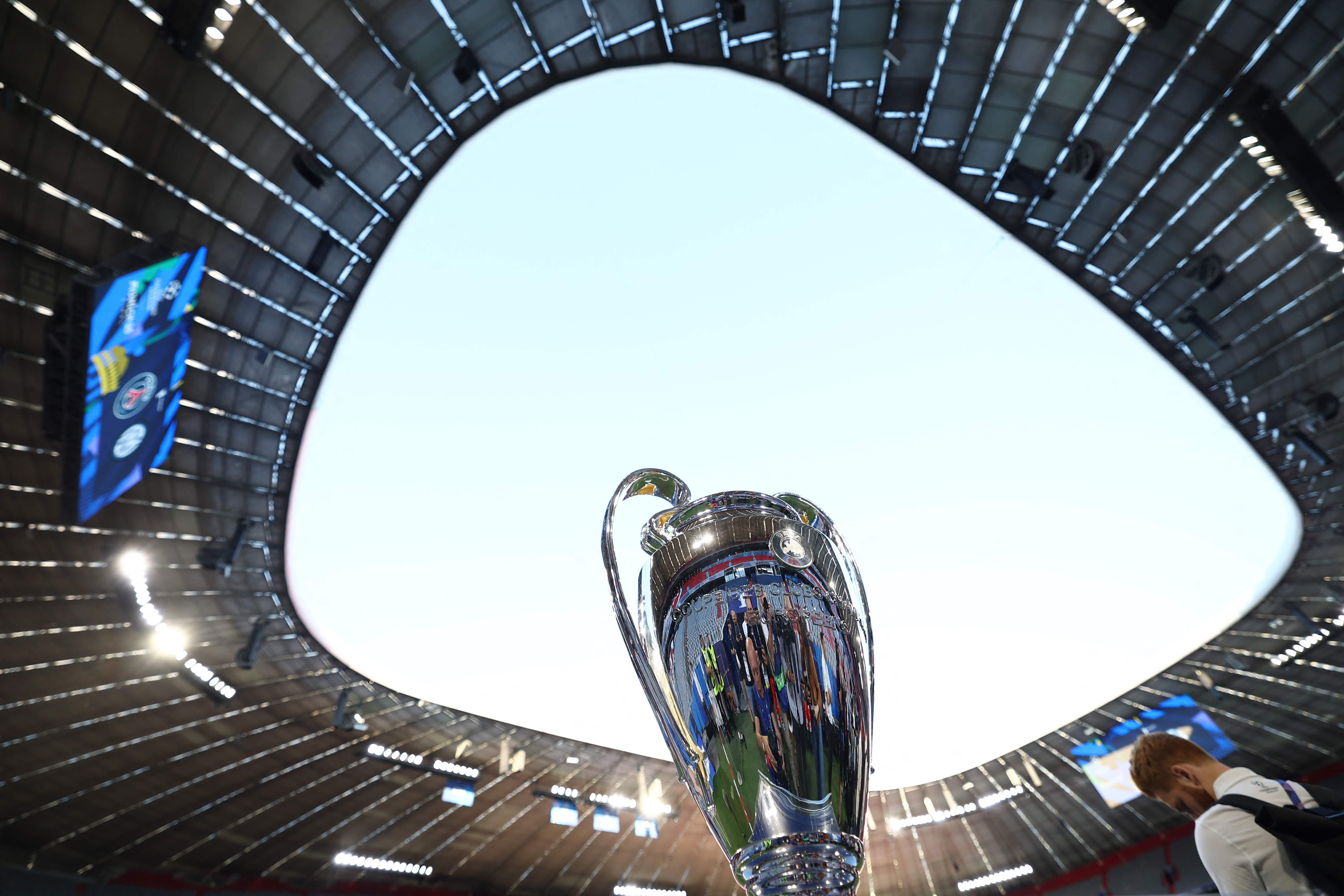 Esta fotografía muestra el trofeo de la UEFA Champions League en vísperas de la final entre el Inter de Milán y el Paris Saint-Germain (PSG).
