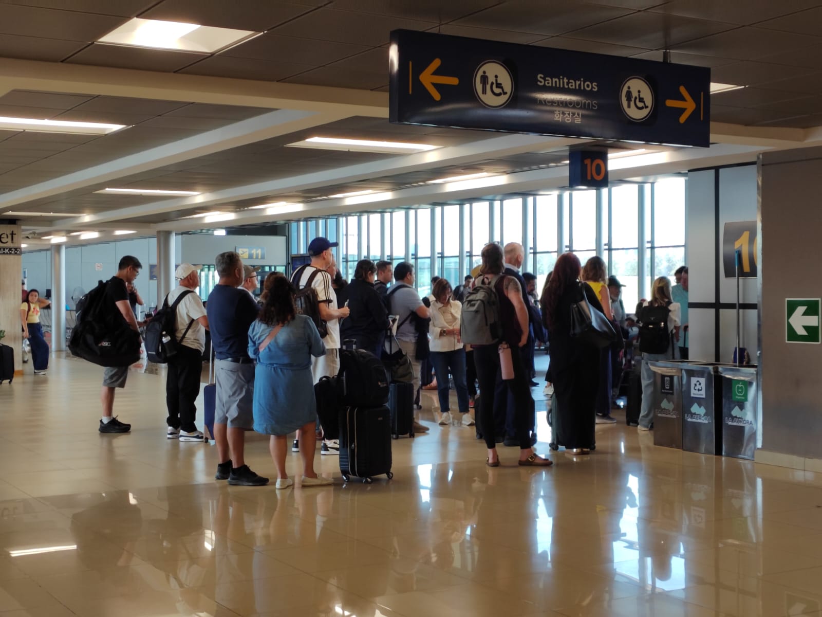 puerta de salida del aeropuerto internacional la aurora