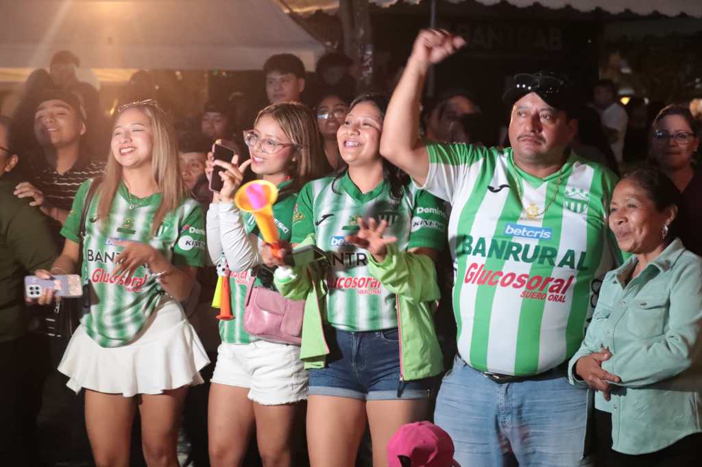 La afición de Antigua no dejó de festejar.