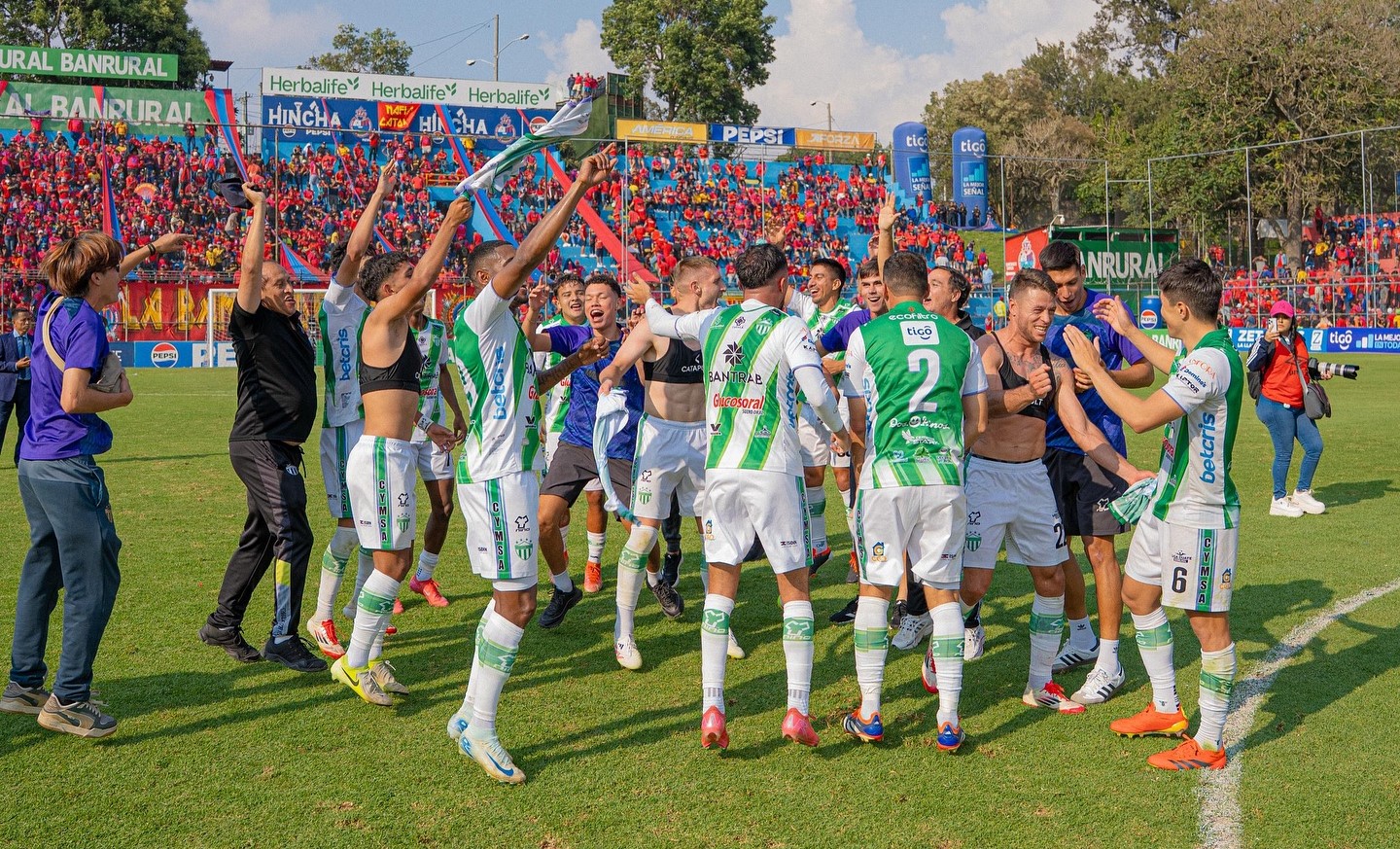 Antigua GFC celebró el título del Clausura 2025 el 18 de mayo, después de superar a Municipal en la Final.