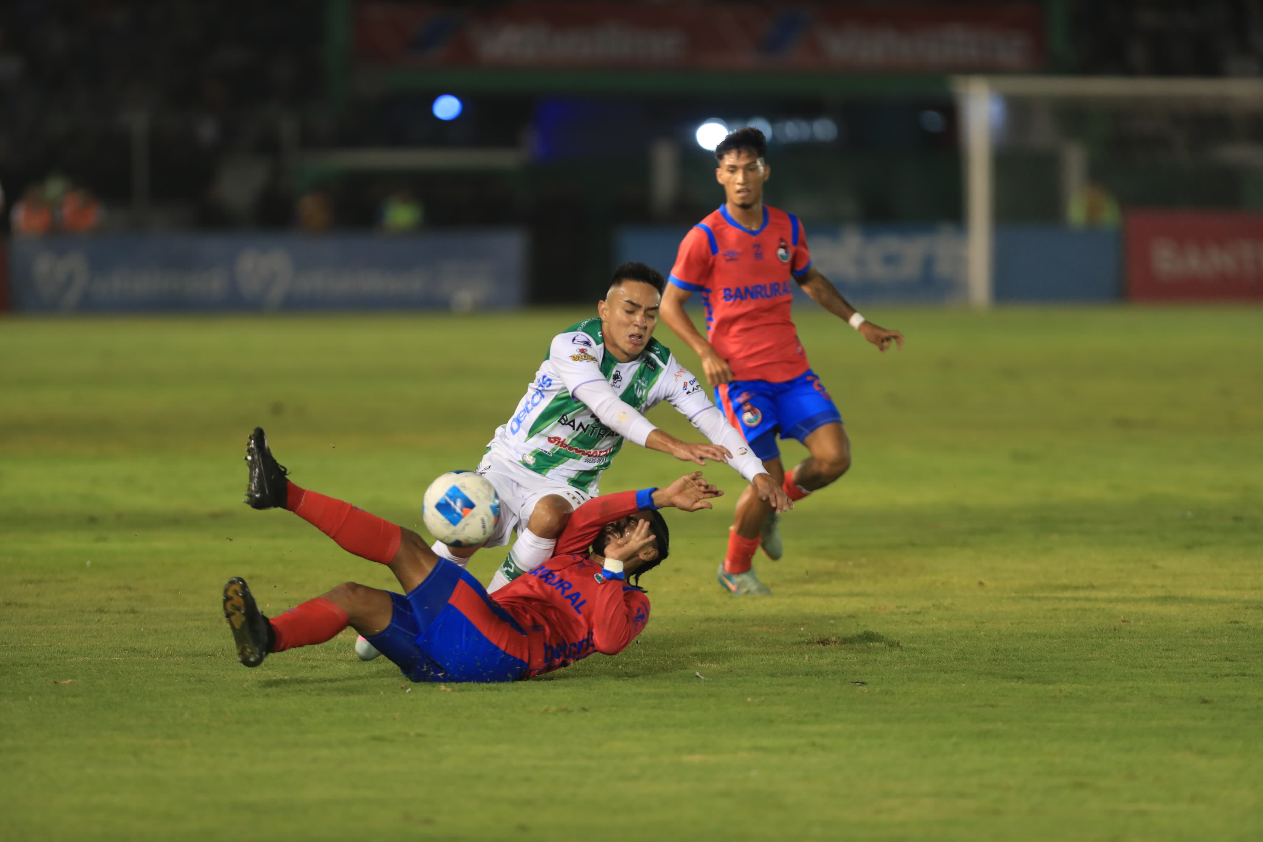 Óscar Santis choca ante José Morales en la final de ida.