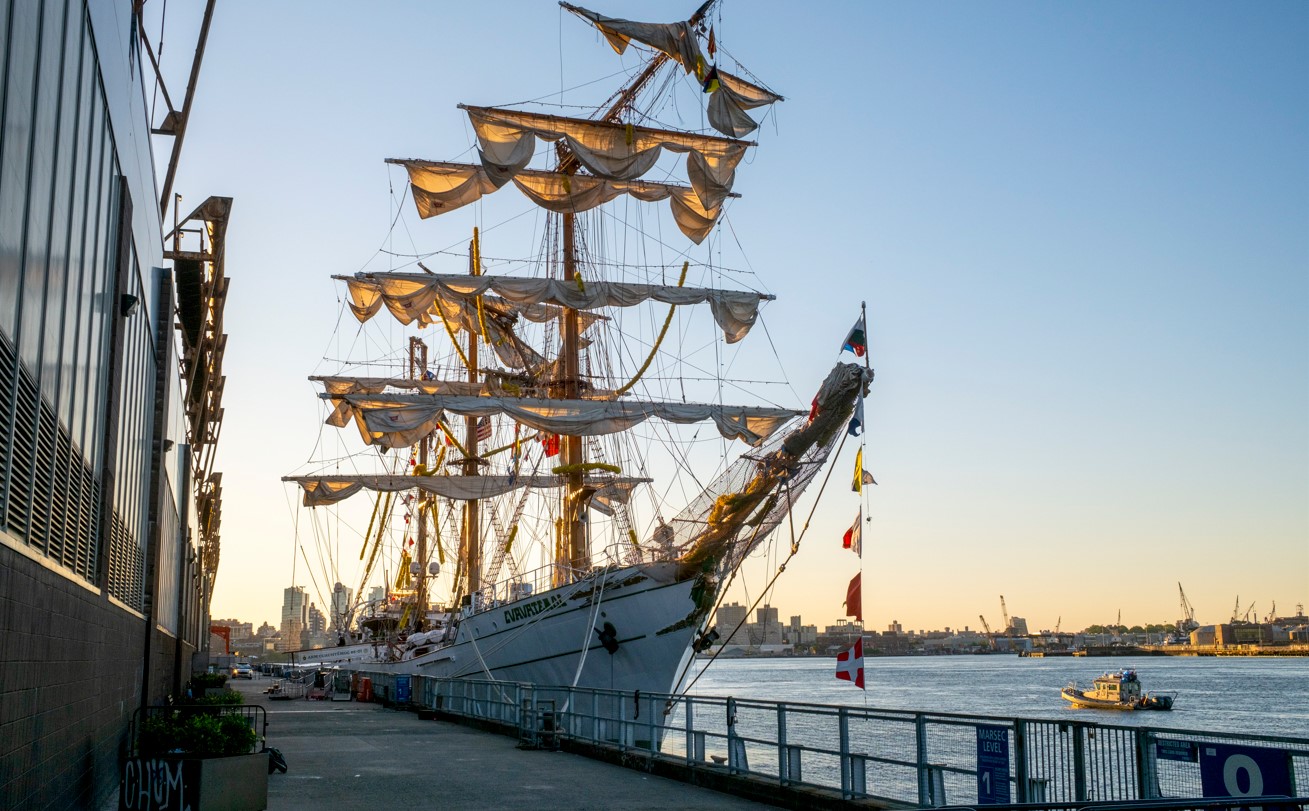 El velero Cuauhtémoc de la Armada de México atracó en Nueva York al amanecer del domingo 18 de mayo de 2025. Un barco de la Armada de México nunca tuvo la intención de navegar bajo el Puente de Brooklyn; funcionarios estadounidenses y mexicanos están investigando qué provocó el accidente que mató a dos miembros de la tripulación. (Foto Prensa Libre: Dakota Santiago/The New York Times)