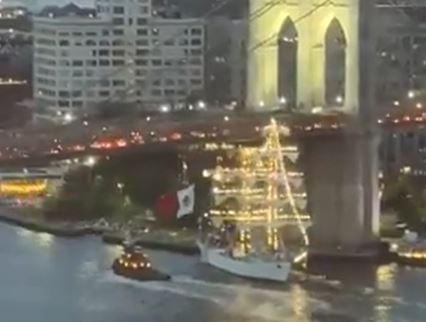 Buque choca contra el puente Brooklyn