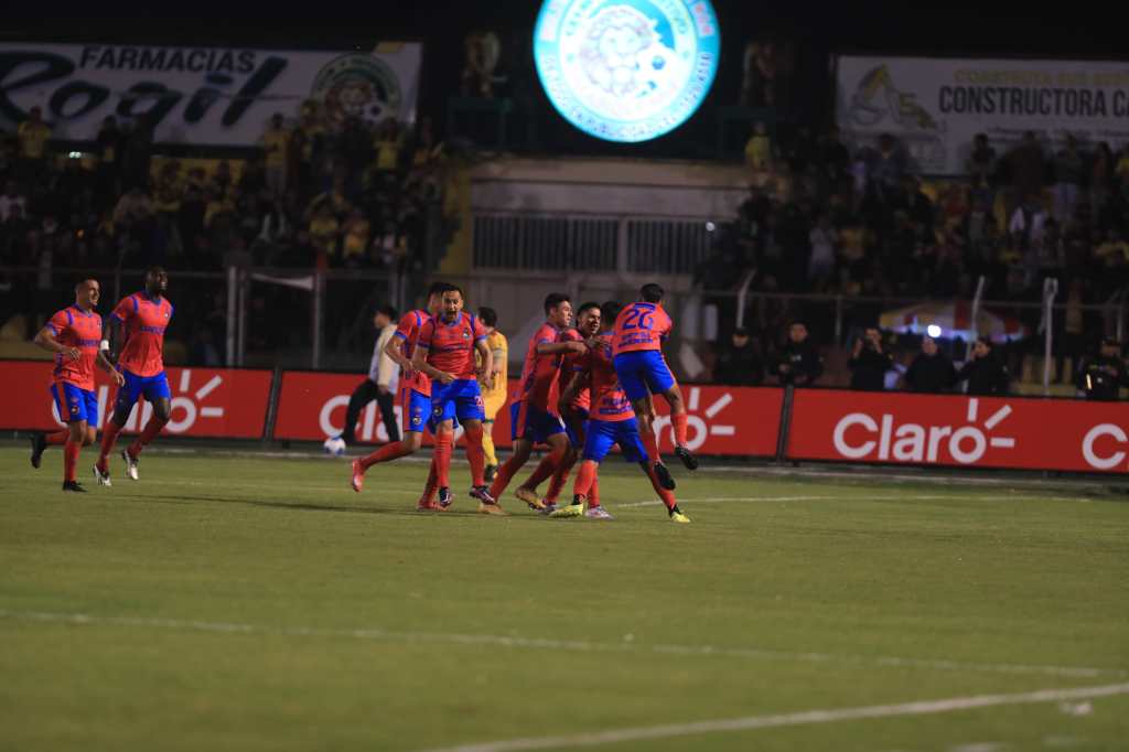 Celebración del gol de José Mena ante Marquense.