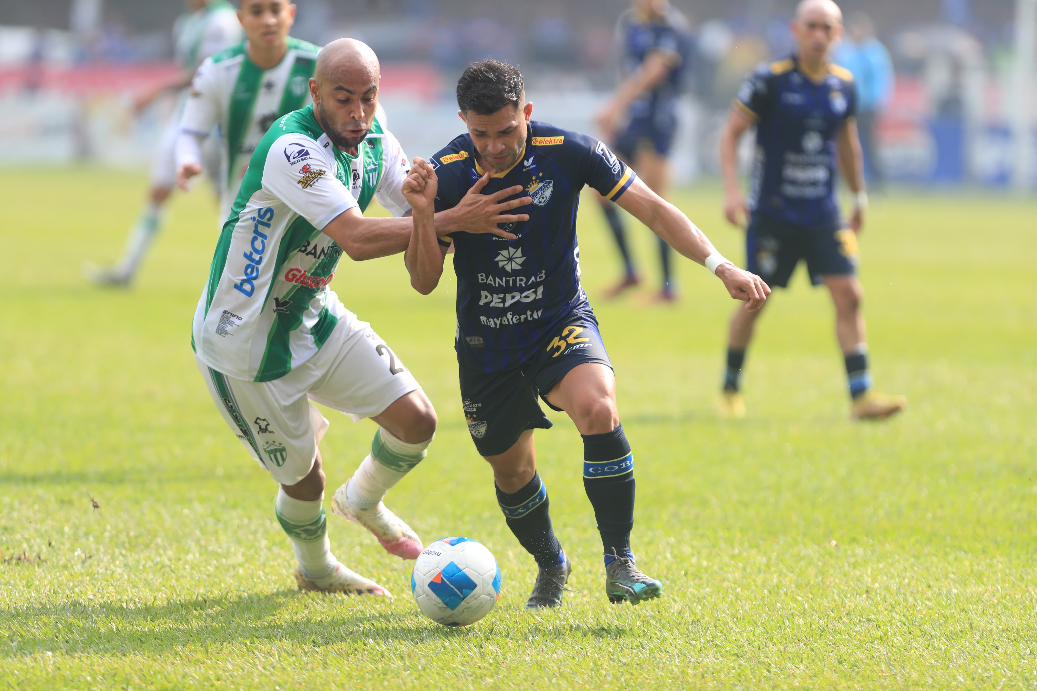 Alexander Robin lucha por el balón contra Brayan Lemus de Cobán.