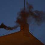 Humo negro sale de la chimenea en el tejado de la Capilla Sixtina en el primer día del cónclave para elegir a un nuevo papa en la Ciudad del Vaticano, 07 de mayo de 2025. (Papa) EFE/EPA/FABIO FRUSTACI
```