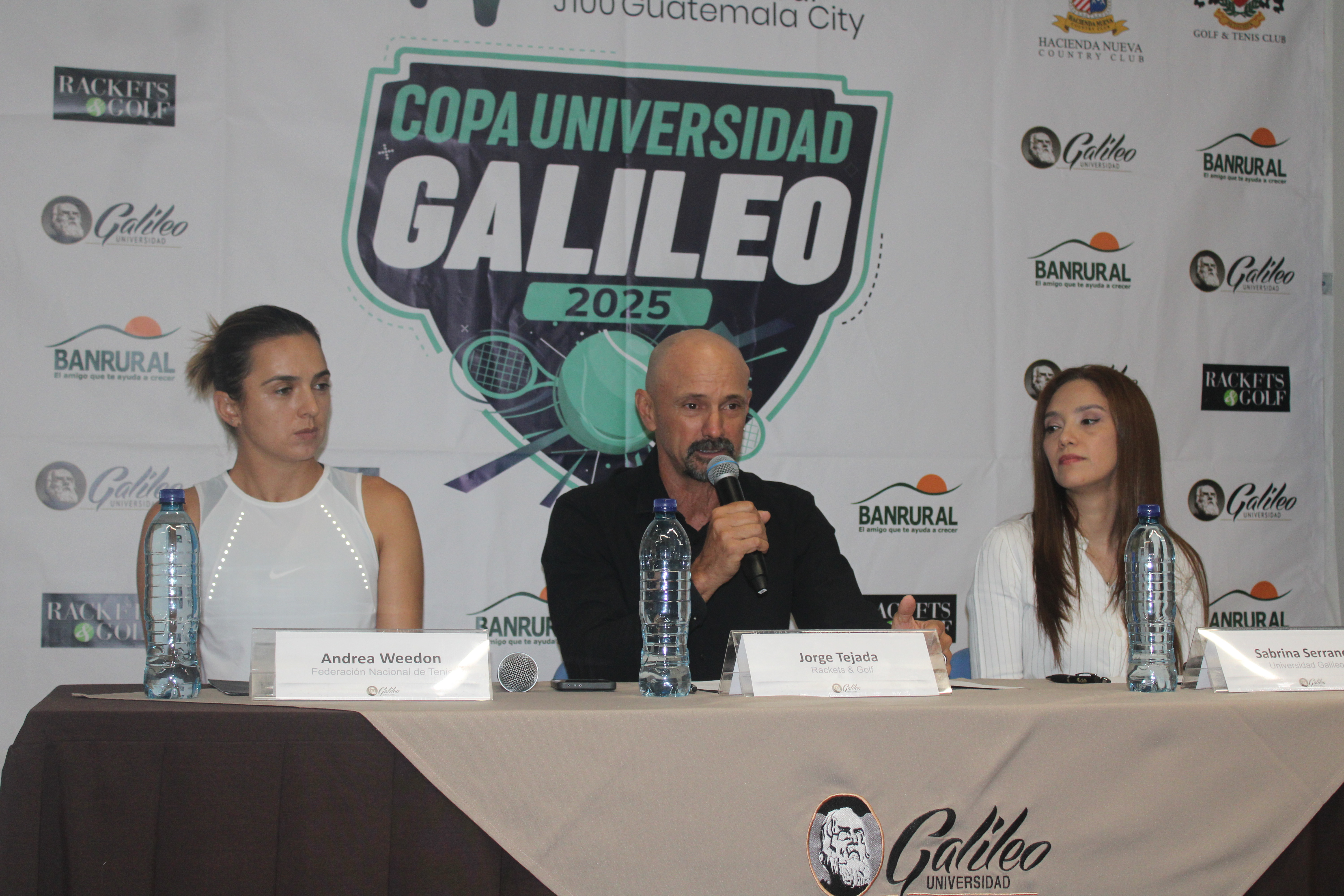 Jorge Tejada, organizador del torneo, junto a Andrea Weedon, de la Federacion de Tenis, (izquierda) y Sabrina Serrano, de la Universidad Galileo. (Foto Copa Galileo).