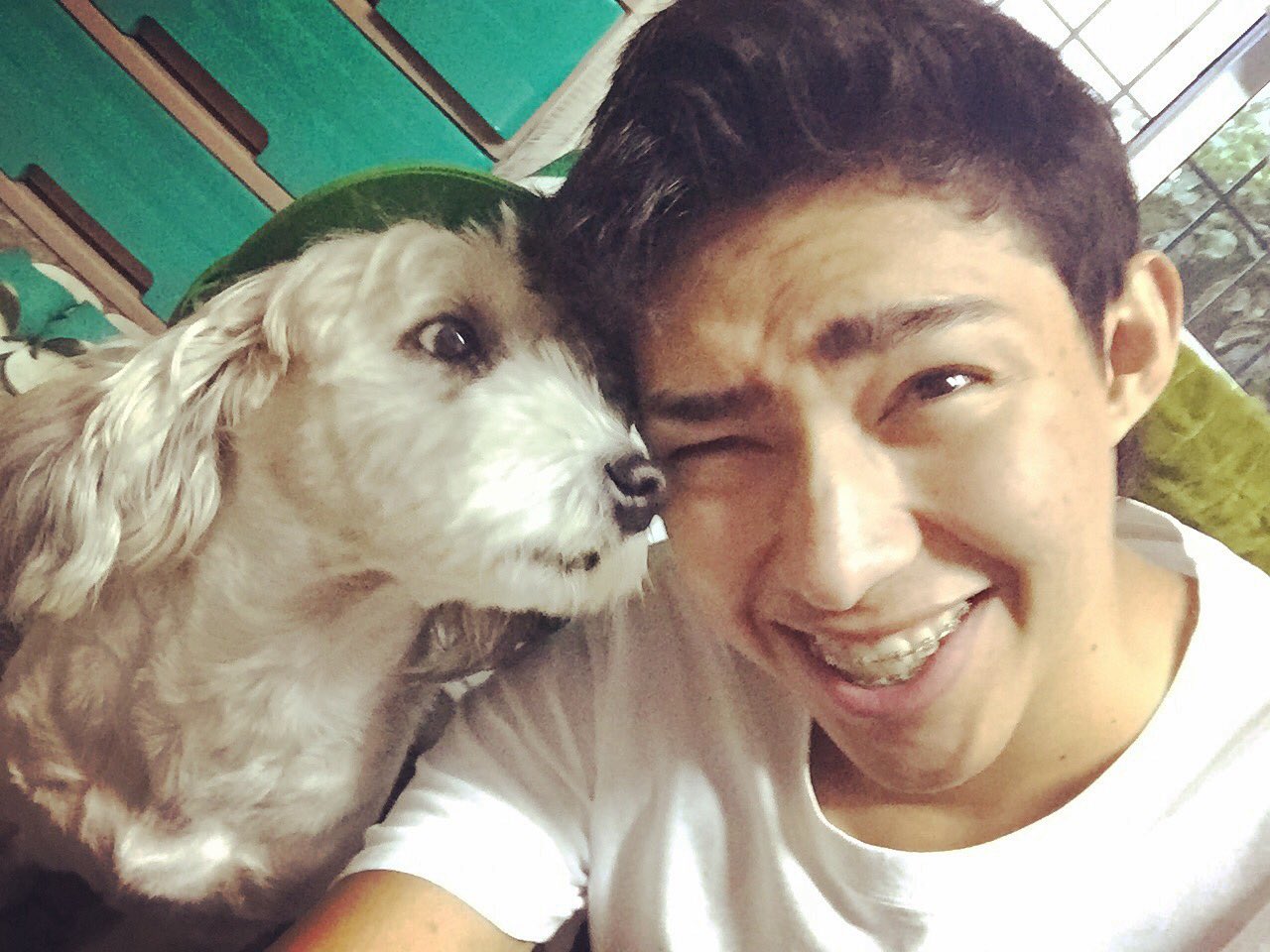 El youtuber salvadoreño Fernanfloo comparte momentos con su perro Curly. 
(Foto Prensa Libre: X @Fernanfloo)