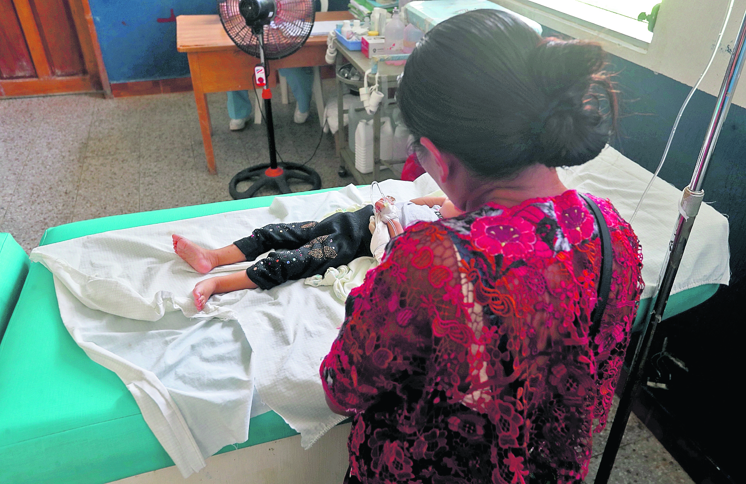 Rosalina Caal Chun, de 18 años lleva a su hija de 11 meses al centro de salud del Municipio de Tucuru Alta Verapaz donde los médicos la refieren a un centro de recuperación por el encontrase con desnutrición aguda  Prensa Libre. Erick Avila   27/06/2024