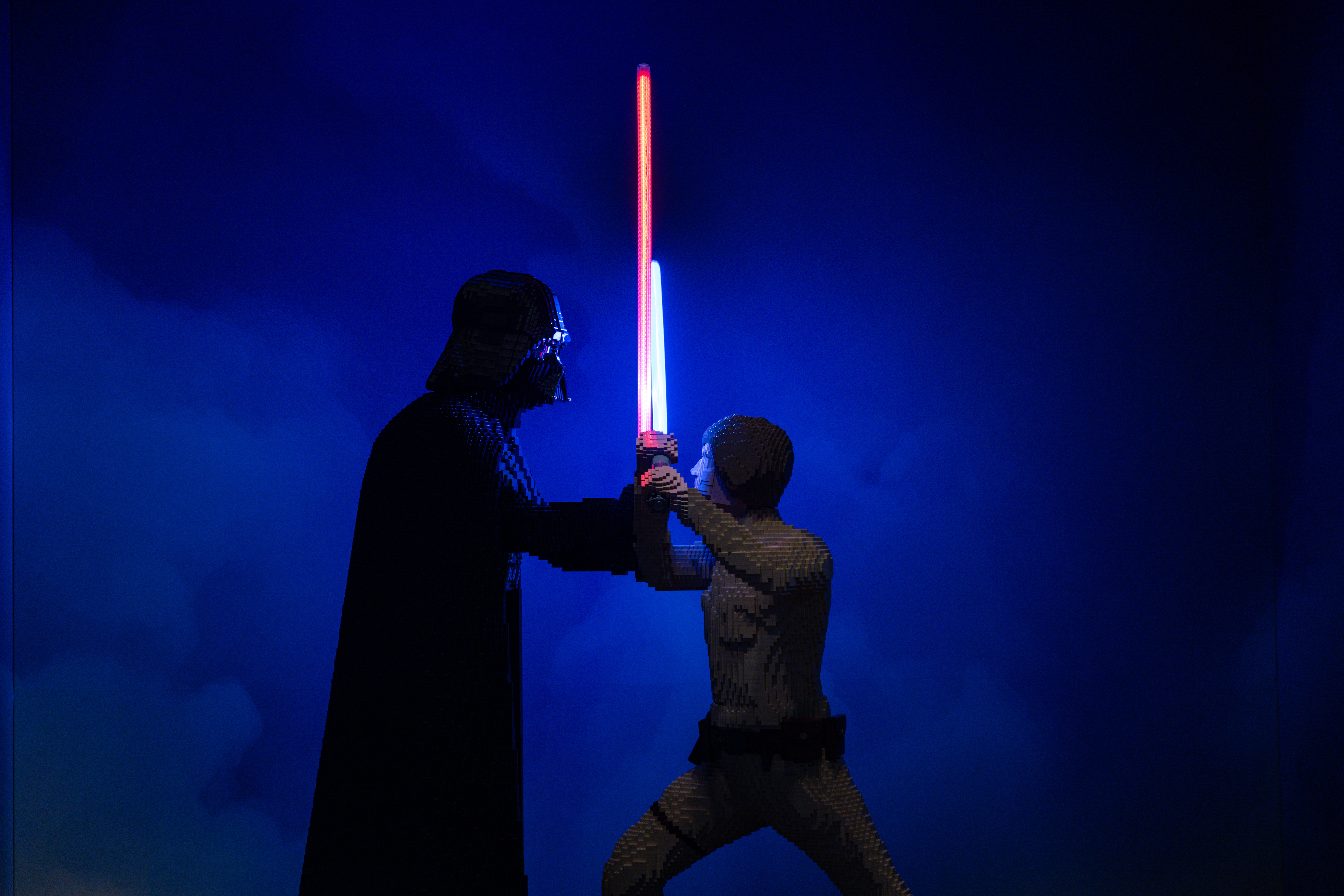 Recreaciones de batallas icónicas con sables de luz en la exposición Lego Star Wars en el Museo de Melbourne en Melbourne, Australia. (Foto Prensa Libre: EFE)