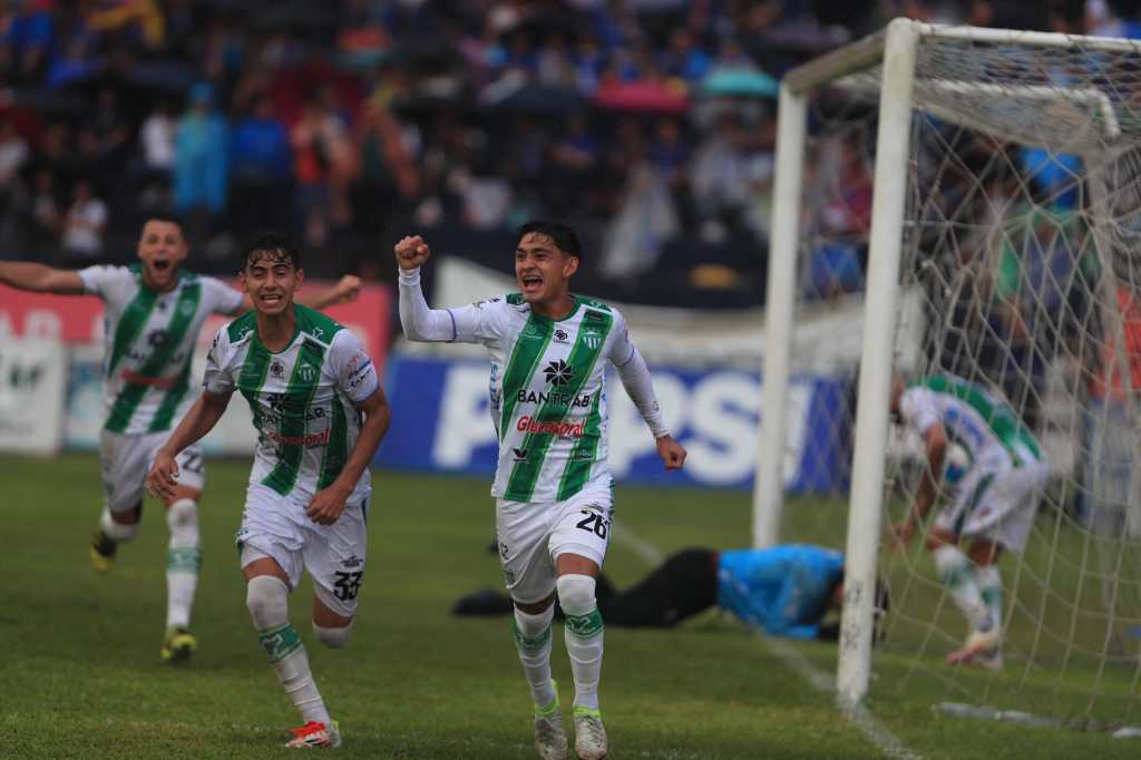 Diego Fernández en la acción del 1-1.