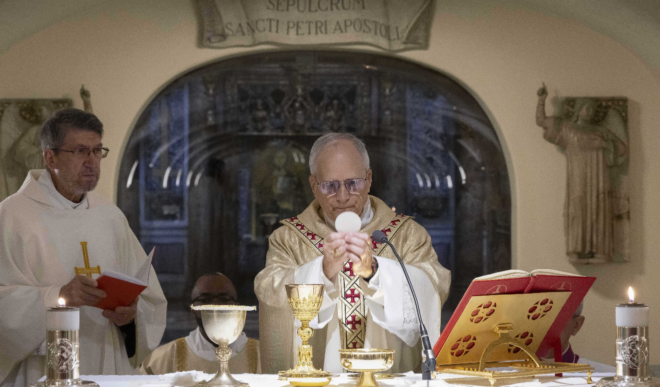 El papa León XIV oficia misa junto a la tumba de San Pedro, situada en las llamadas Grutas Vaticanas de la Basílica del mismo nombre. (Foto Prensa Libre: EFE/Vaticano Dicasterio Per La Comunicazione /Francesco)