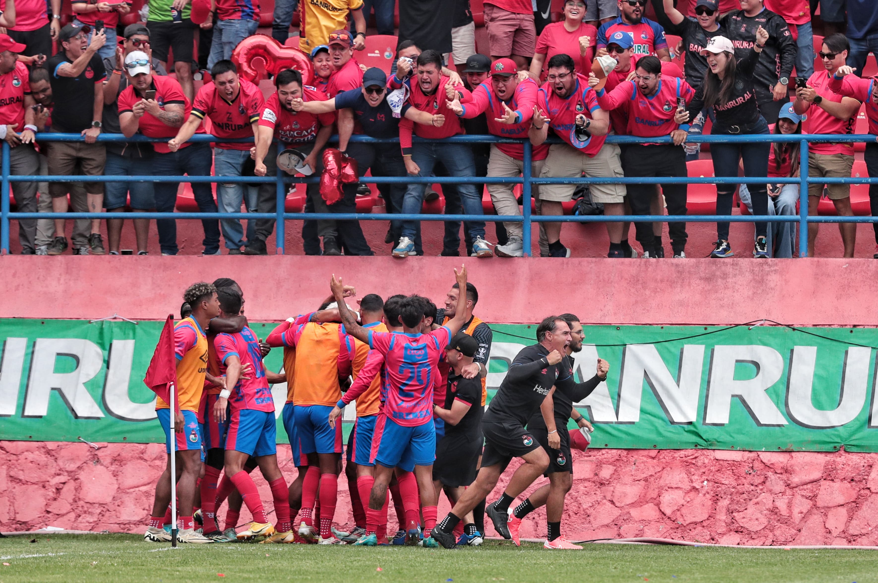Jhon Méndez anota el primer y único gol de Municipal, en la final del Torneo Clausura 2025. (Foto Prensa Libre: Esbin García)'