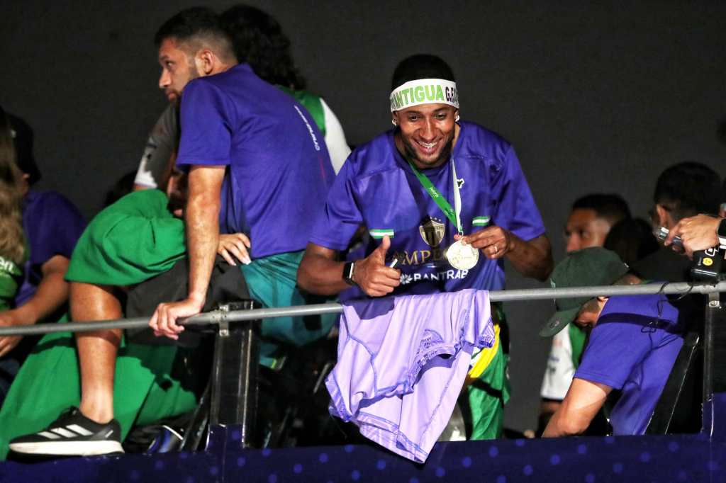 Jugadores de Antigua en la caravana de campeón nacional.