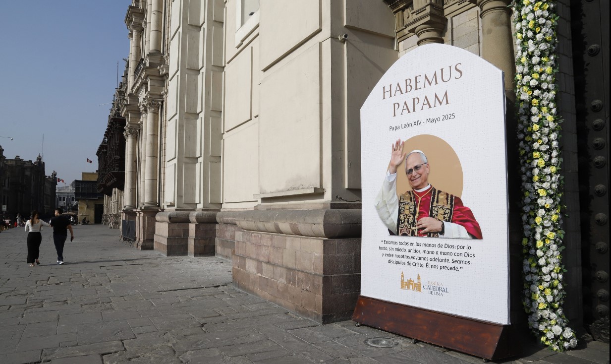 Fotografía de una imagen del nuevo Papa León XIV, colocada este viernes en la entrada de la Catedral de Lima, Perú. (Foto Prensa Libre: EFE)