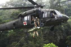 El Ejército de Guatemala culminó el Ejercicio CENTAM GUARDIAN 2025 con una simulación táctica en la Brigada “Mariscal Zavala”, fortaleciendo la cooperación regional y la preparación conjunta contra amenazas como el crimen organizado.

Foto: BYRON RIVERA 
02/02/2025