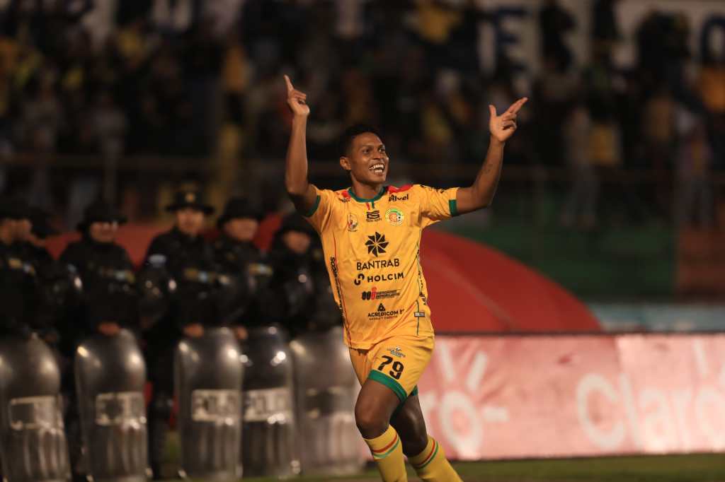 Óscar Linton de Marquense celebra el primer gol del partido de las semifinales ante Municipal.