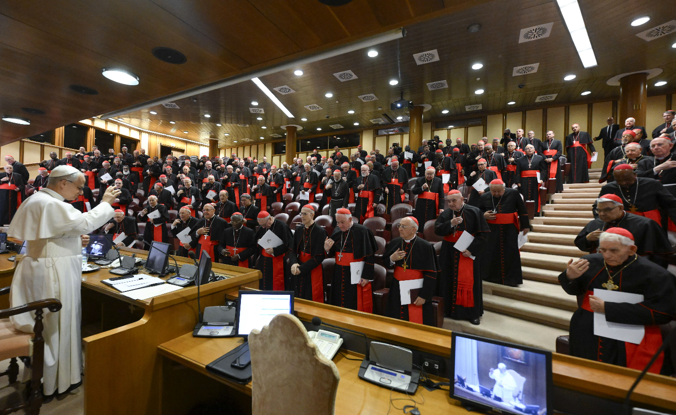 PAPA CON LOS CARDENALES